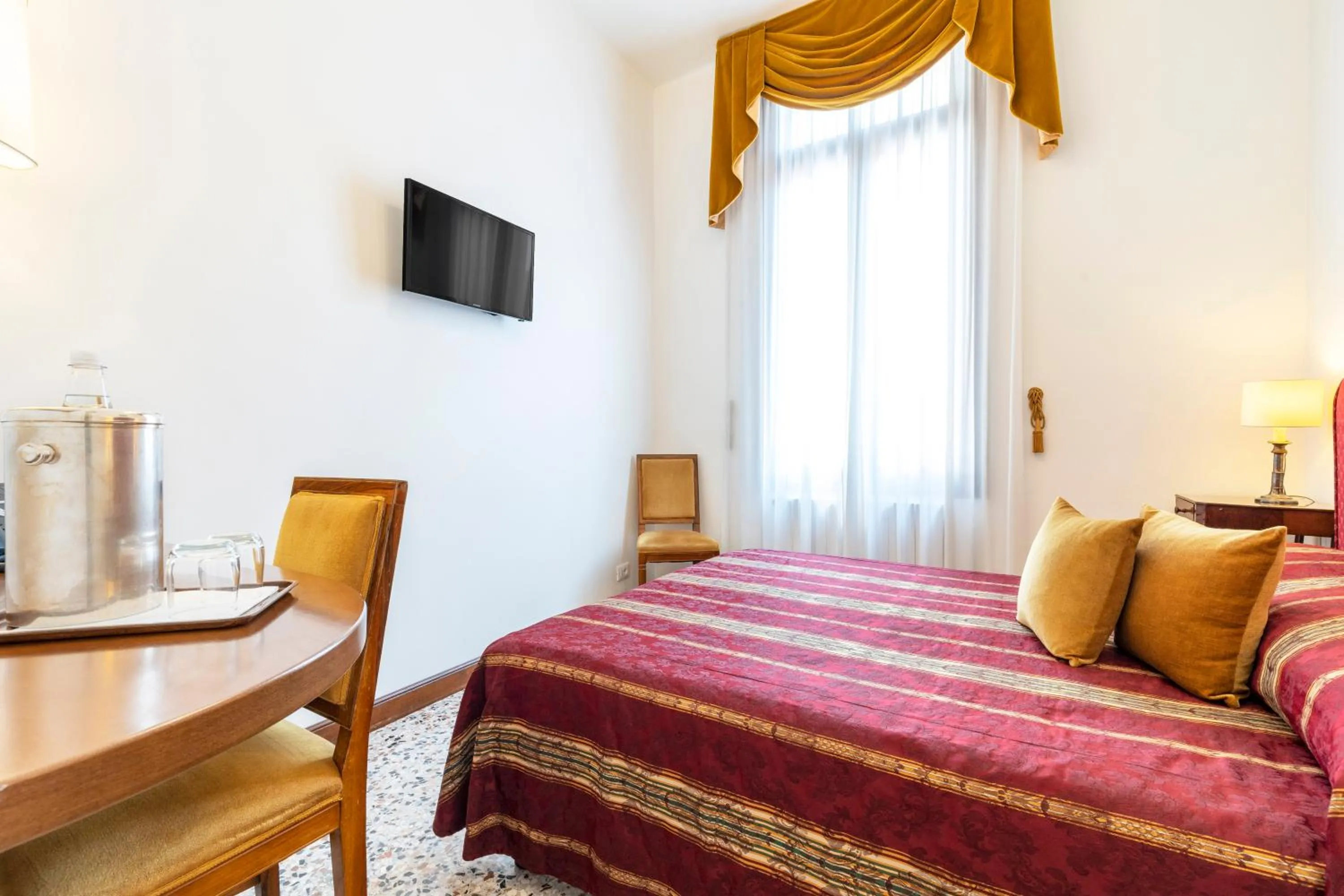 Photo of the whole room, Bed in Palazzo Schiavoni Residenza d'epoca & Suite-Apartments