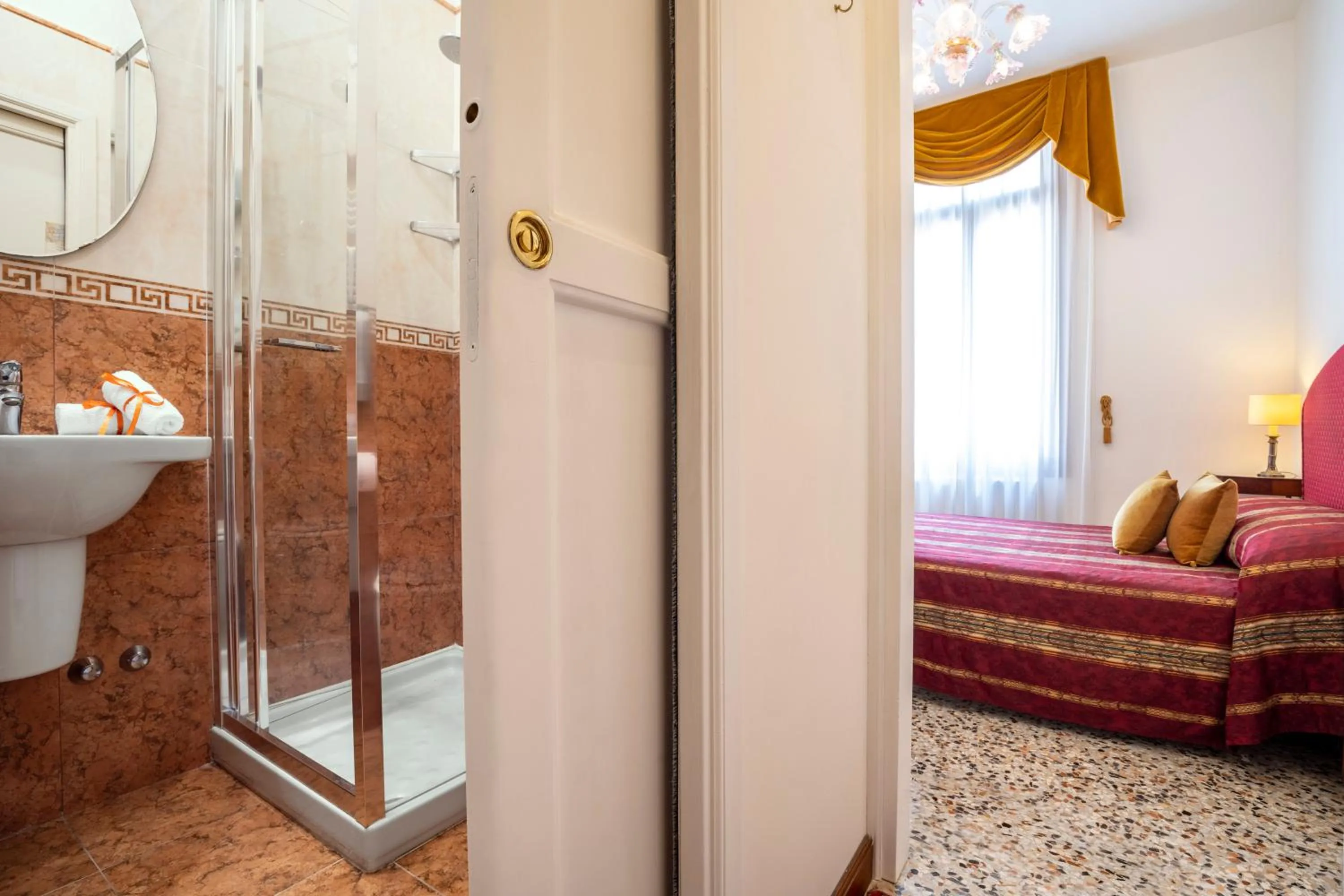 Shower, Bed in Palazzo Schiavoni Residenza d'epoca & Suite-Apartments