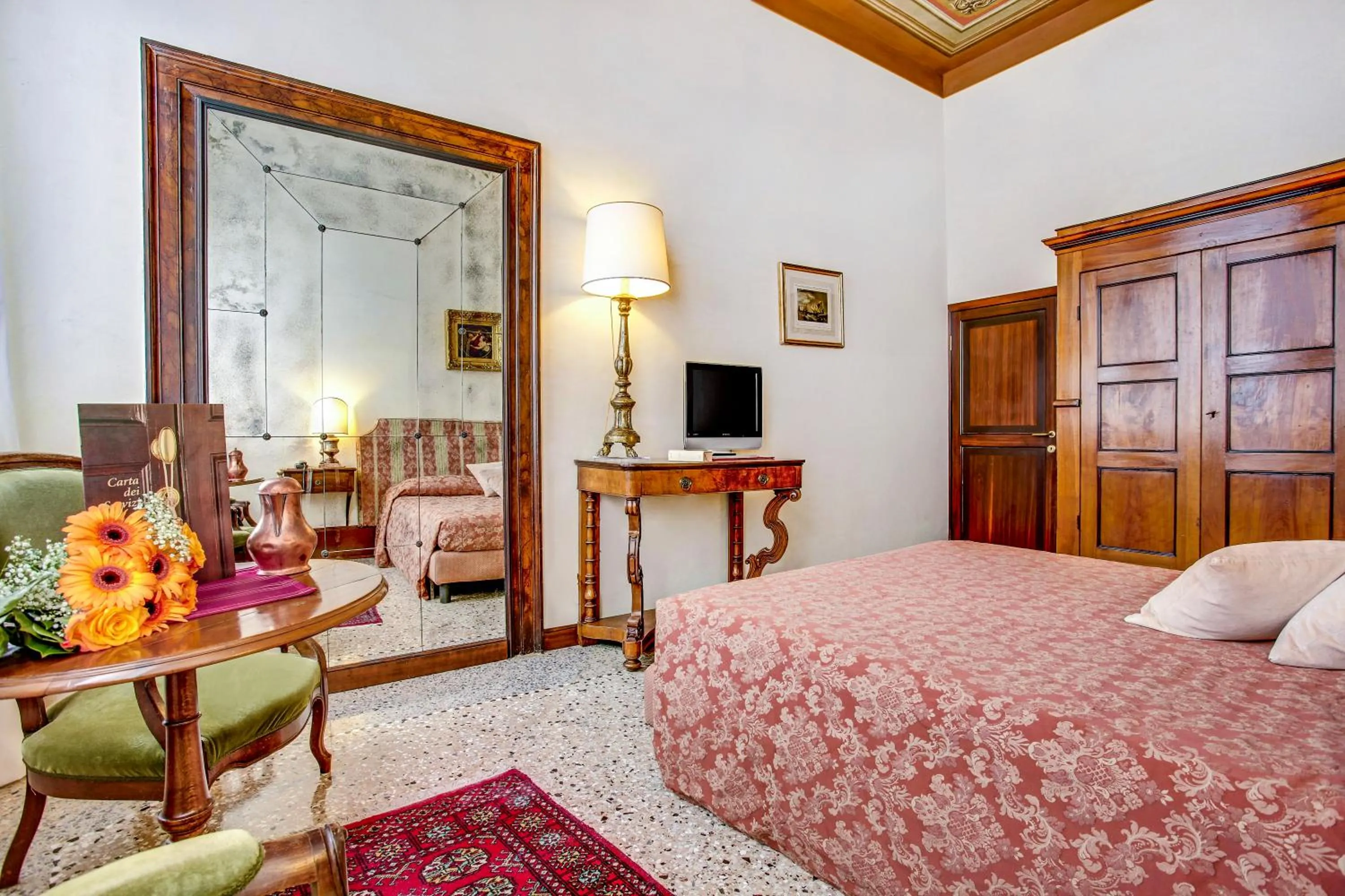 Photo of the whole room, Bed in Palazzo Schiavoni Residenza d'epoca & Suite-Apartments