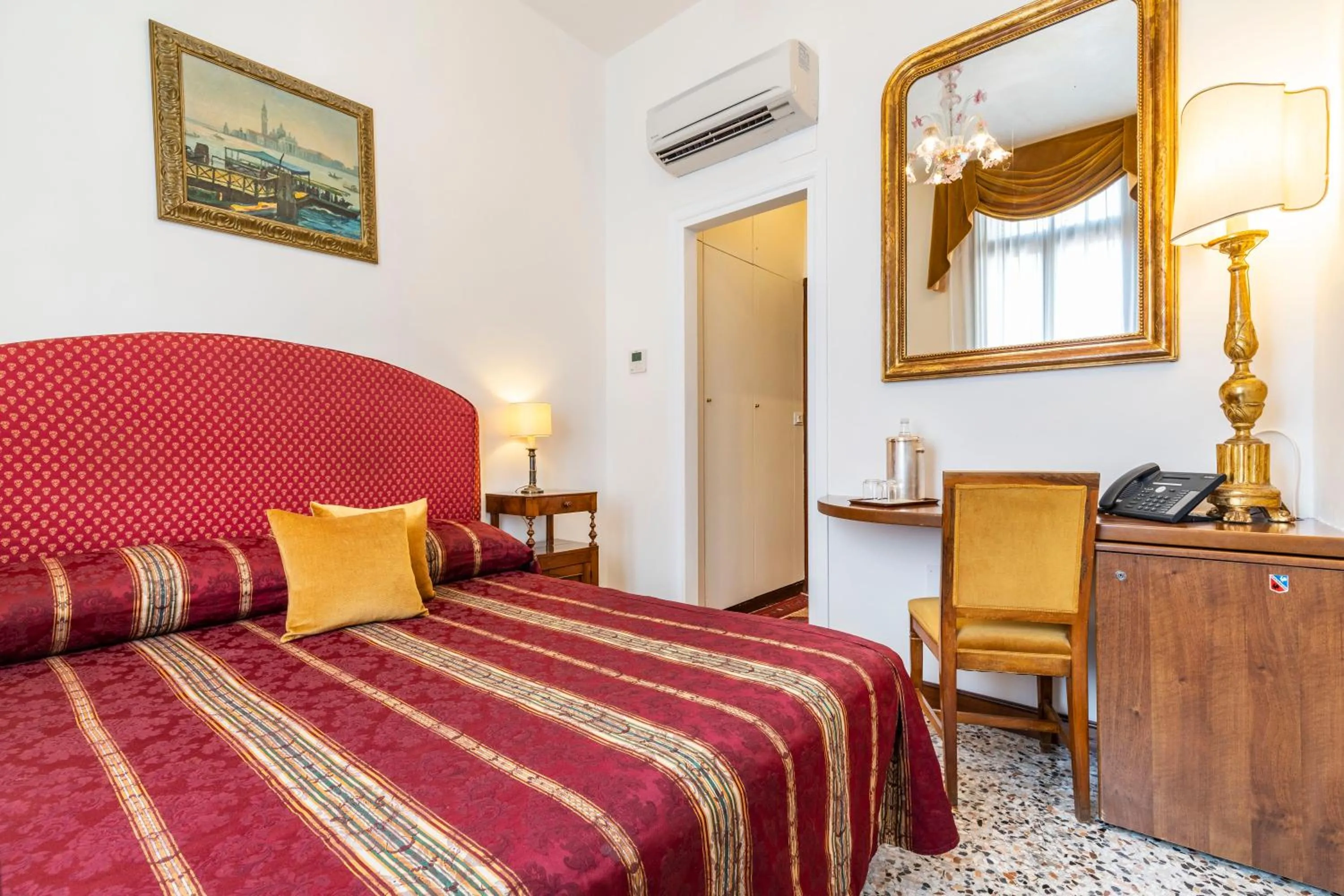 Photo of the whole room, Bed in Palazzo Schiavoni Residenza d'epoca & Suite-Apartments