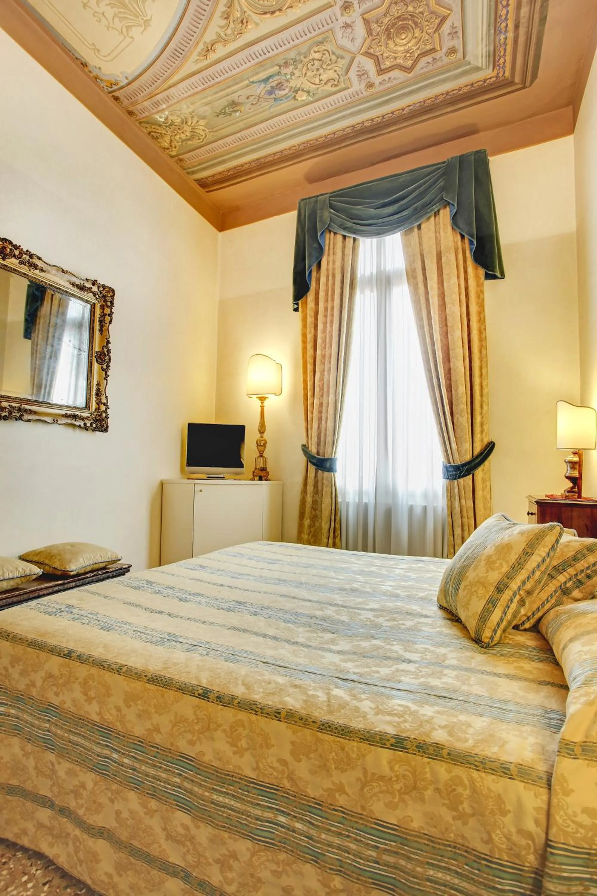 Photo of the whole room, Bed in Palazzo Schiavoni Residenza d'epoca & Suite-Apartments