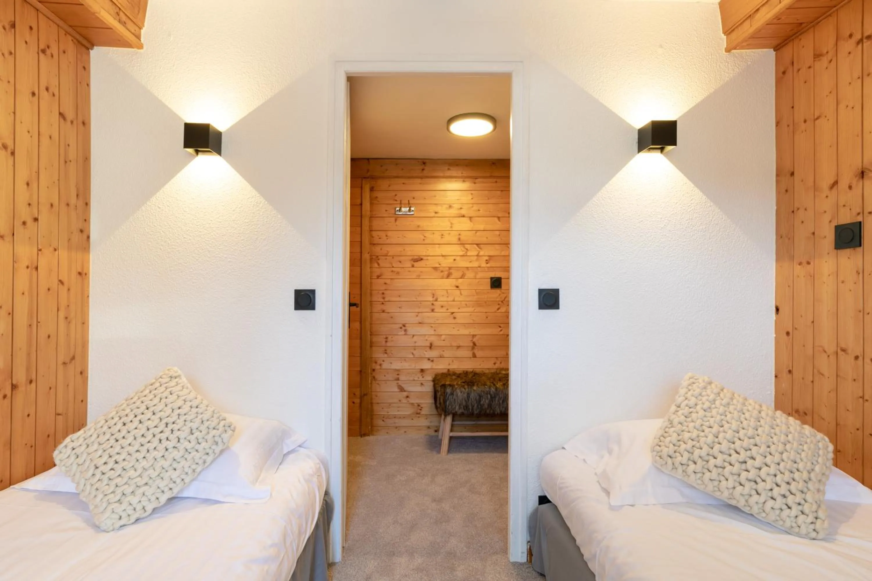 Bathroom, Bed in Le Chalet d'Antoine - Centre de Megève