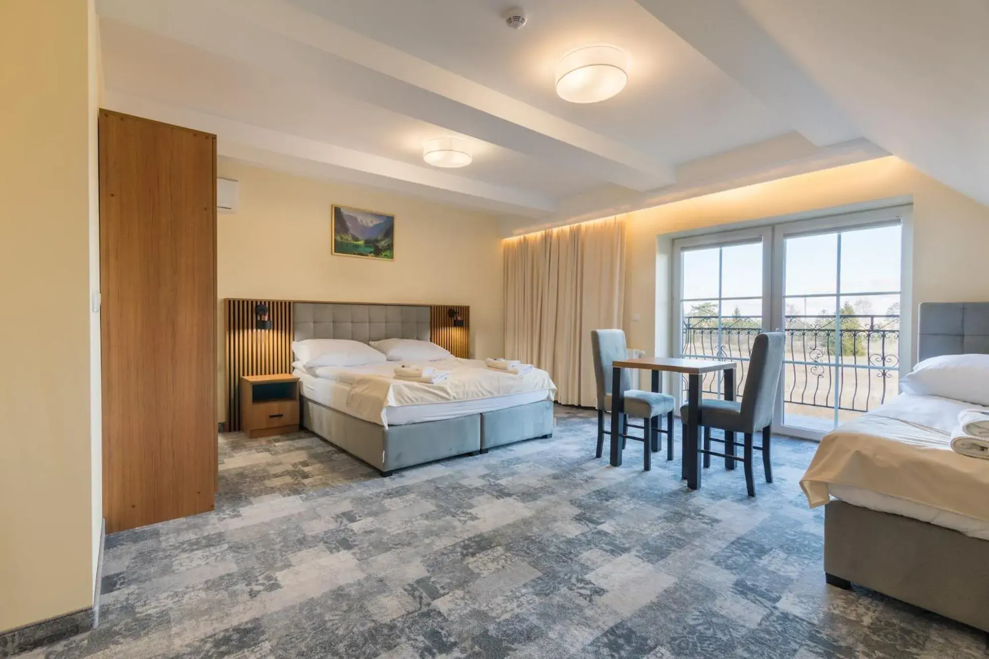 Triple Room with Private Bathroom in Hotel Perła Dunajca Triple Room with Private Bathroom in Hotel Perła Dunajca