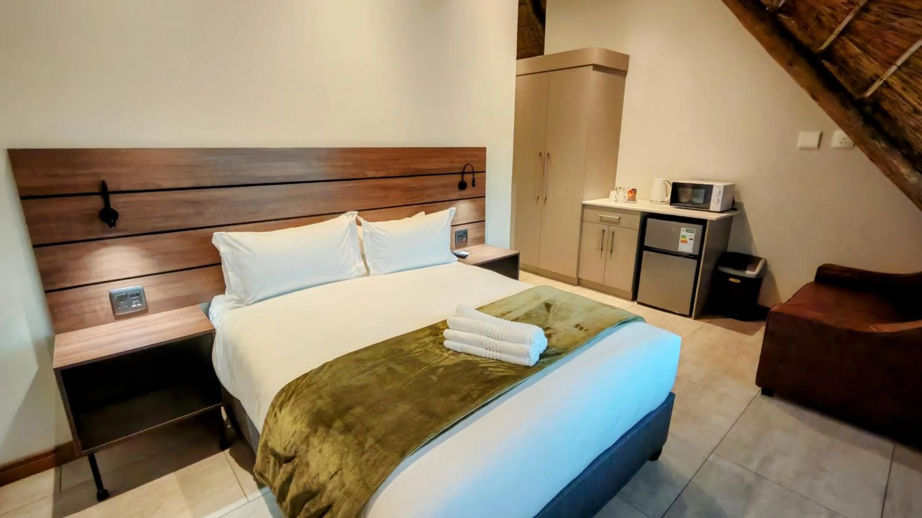 Kitchen or kitchenette, Bed in Monte Christo Hotel