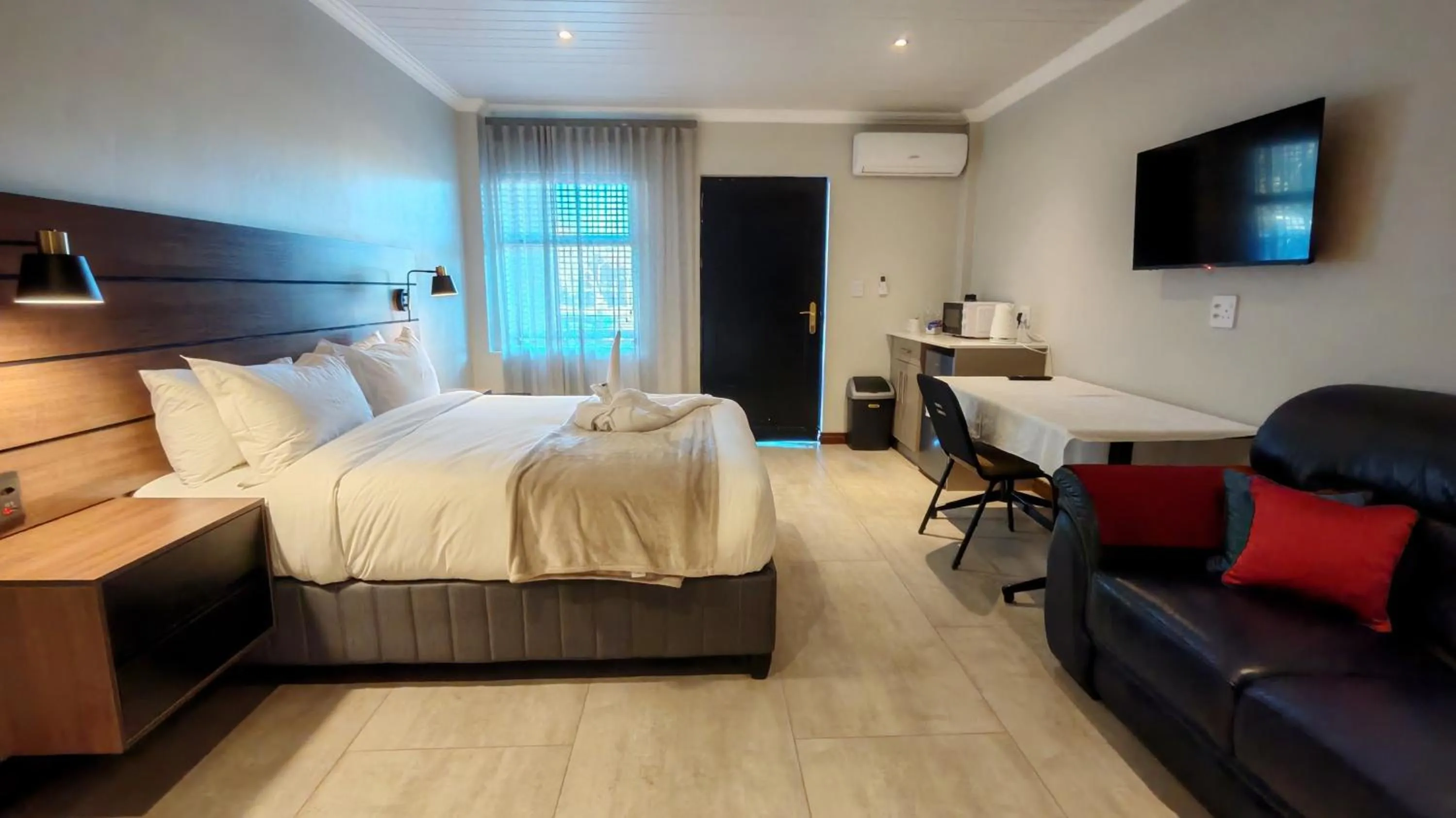 Photo of the whole room, Bed in Monte Christo Hotel