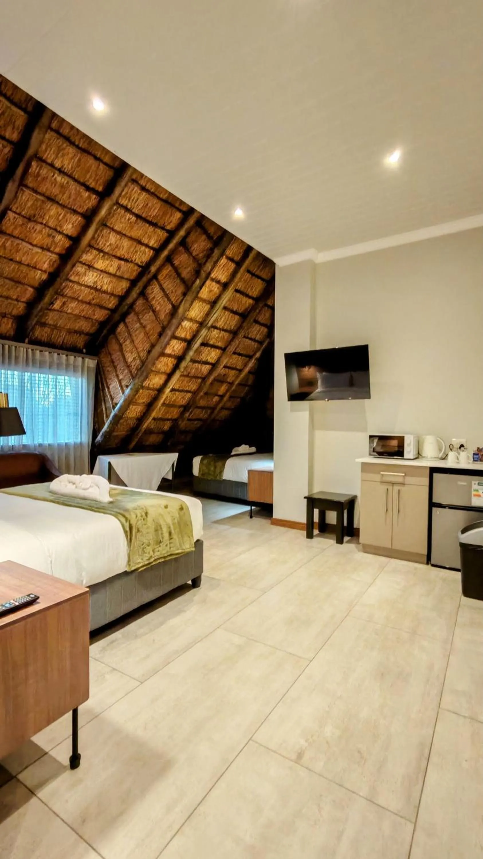 Kitchen or kitchenette, Bed in Monte Christo Hotel