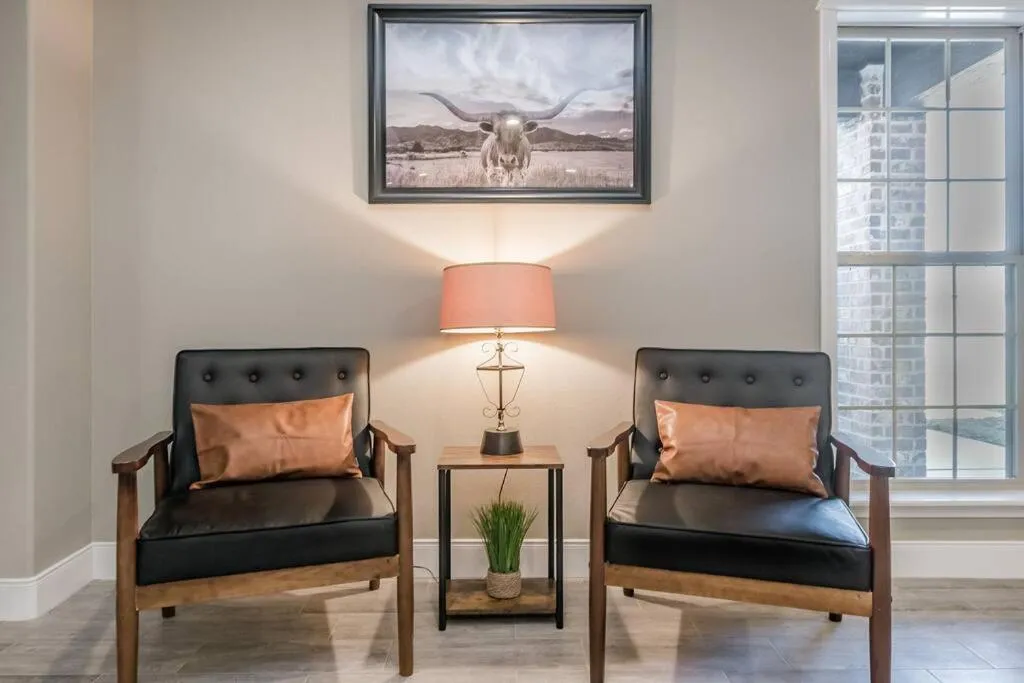 Living room in Beautifully Decorated New Home, King Bed, Washer/Dryer & Fully Stocked Kitchen