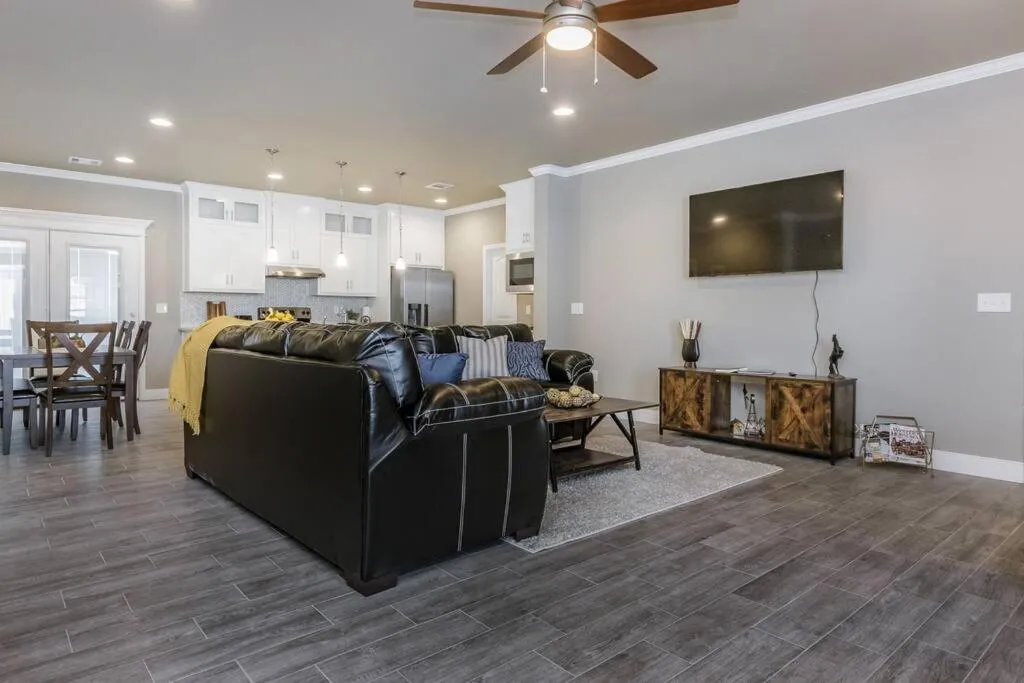 Living room in Beautifully Decorated New Home, King Bed, Washer/Dryer & Fully Stocked Kitchen