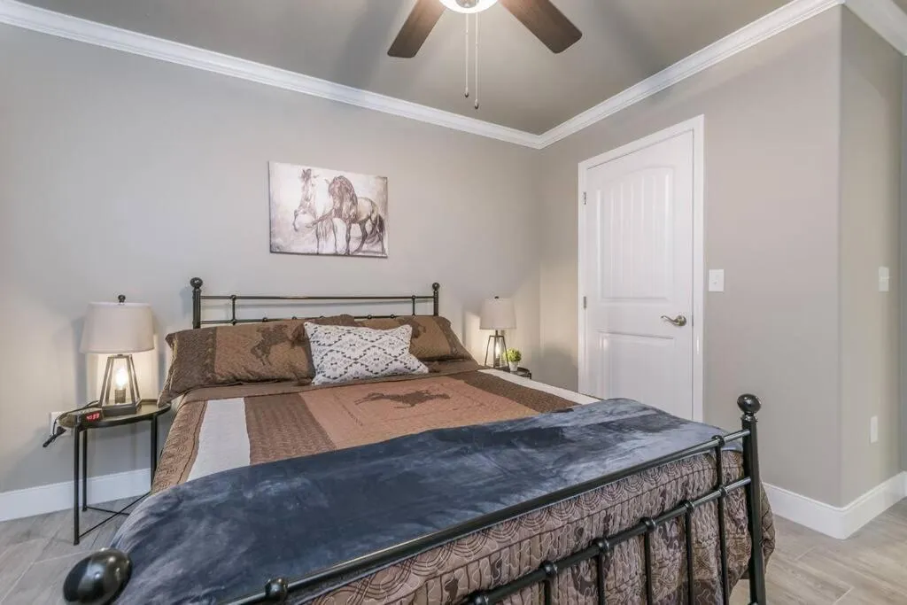 Bed in Beautifully Decorated New Home, King Bed, Washer/Dryer & Fully Stocked Kitchen