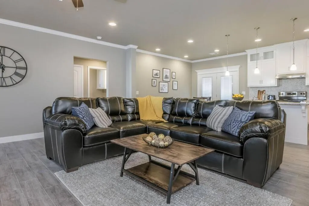 Living room in Beautifully Decorated New Home, King Bed, Washer/Dryer & Fully Stocked Kitchen