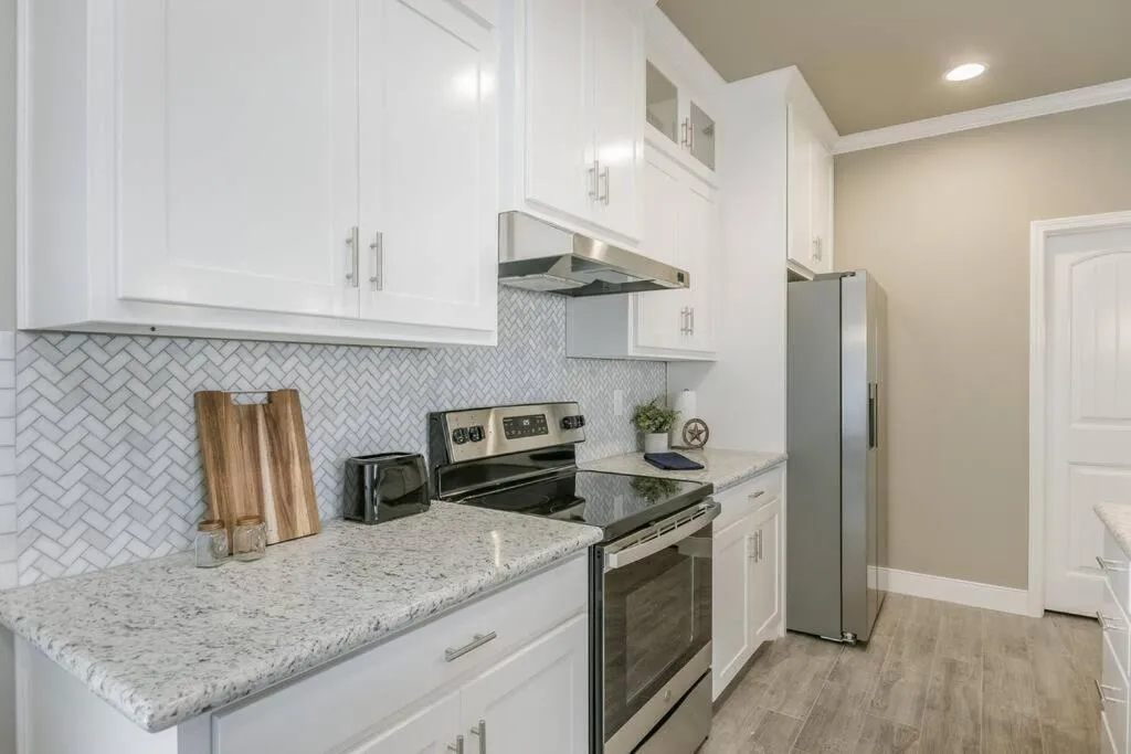 Kitchen or kitchenette in Beautifully Decorated New Home, King Bed, Washer/Dryer & Fully Stocked Kitchen