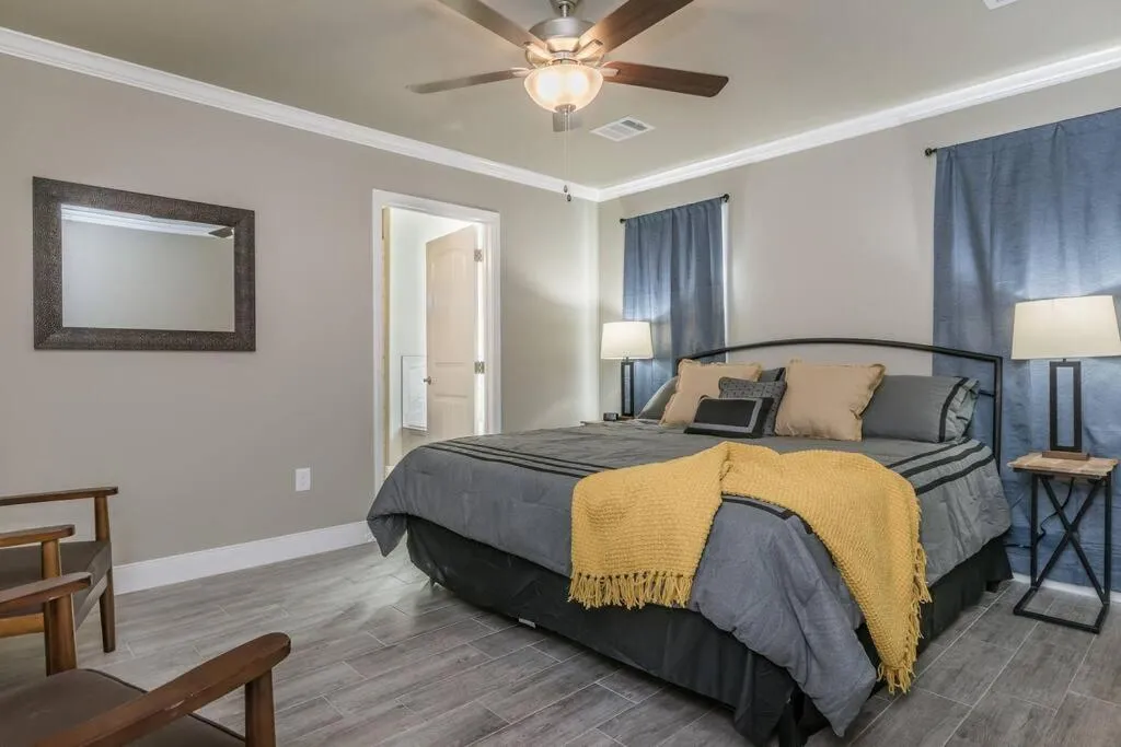 Bed in Beautifully Decorated New Home, King Bed, Washer/Dryer & Fully Stocked Kitchen
