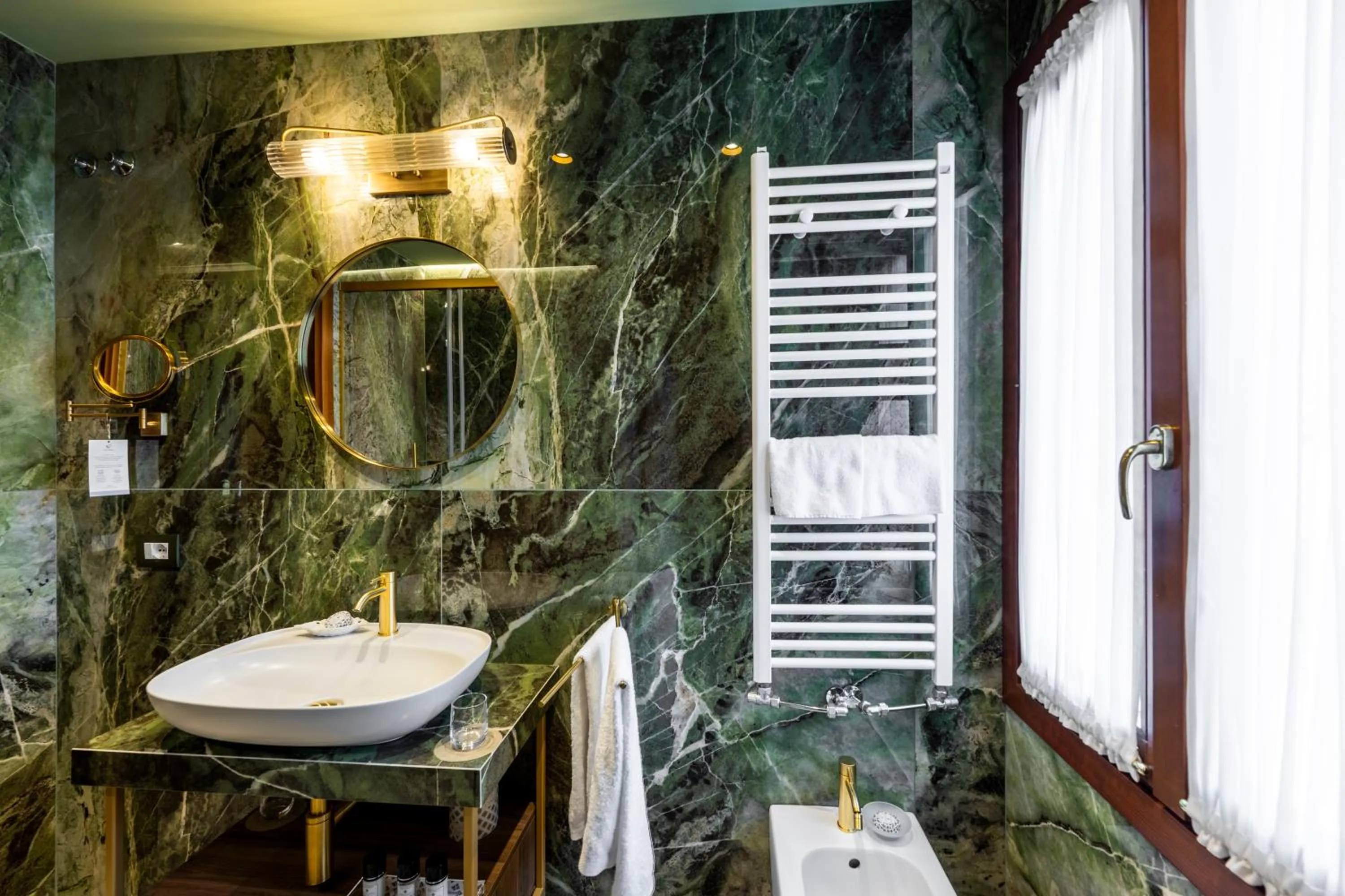 Shower in Hotel Colombina