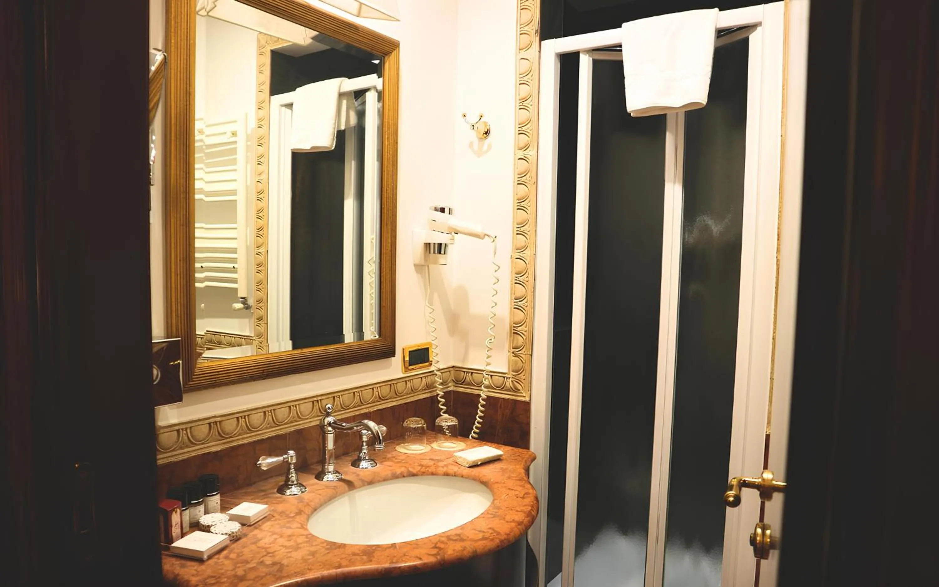 Shower in Hotel Colombina