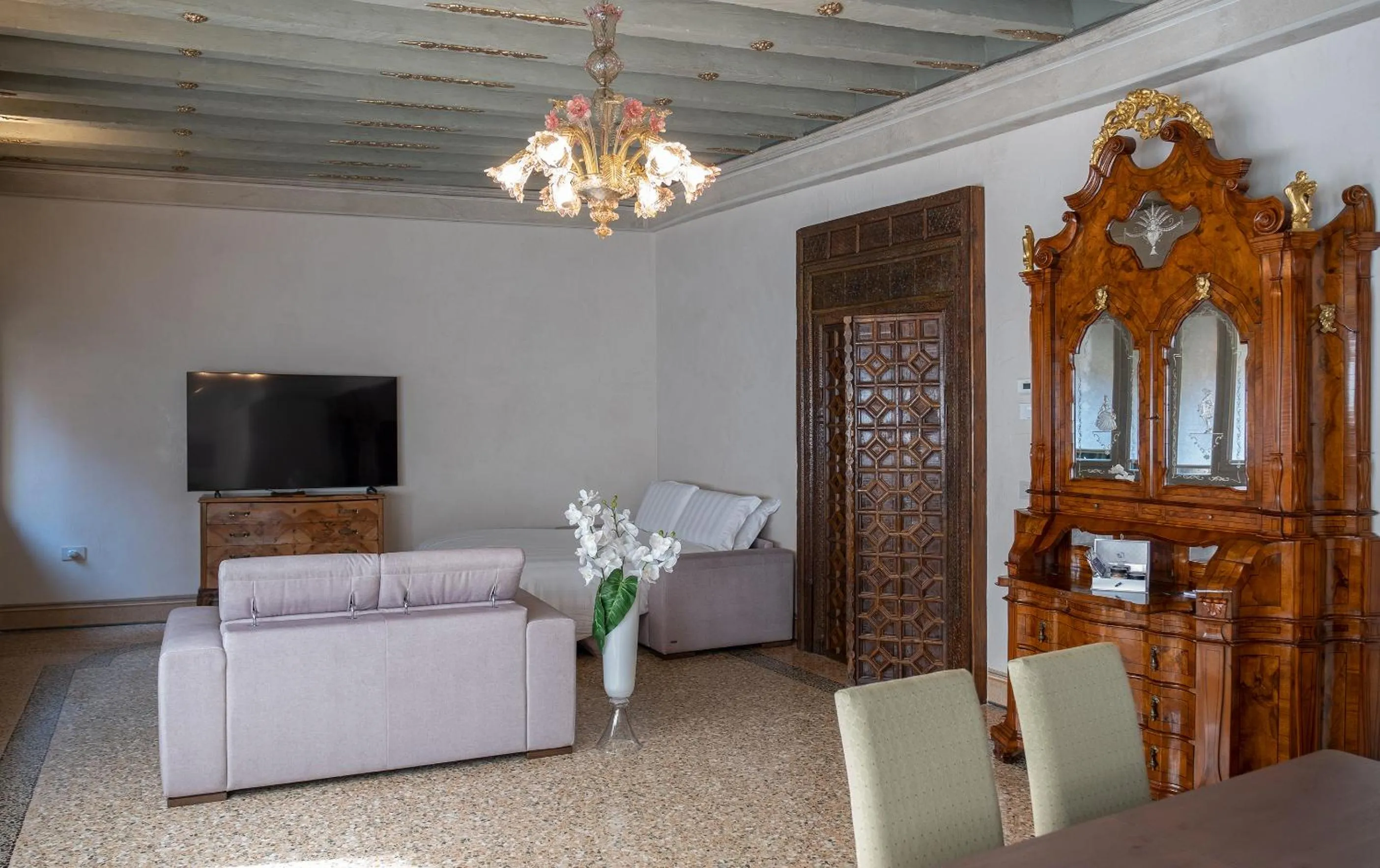 Communal lounge/ TV room in Hotel Colombina