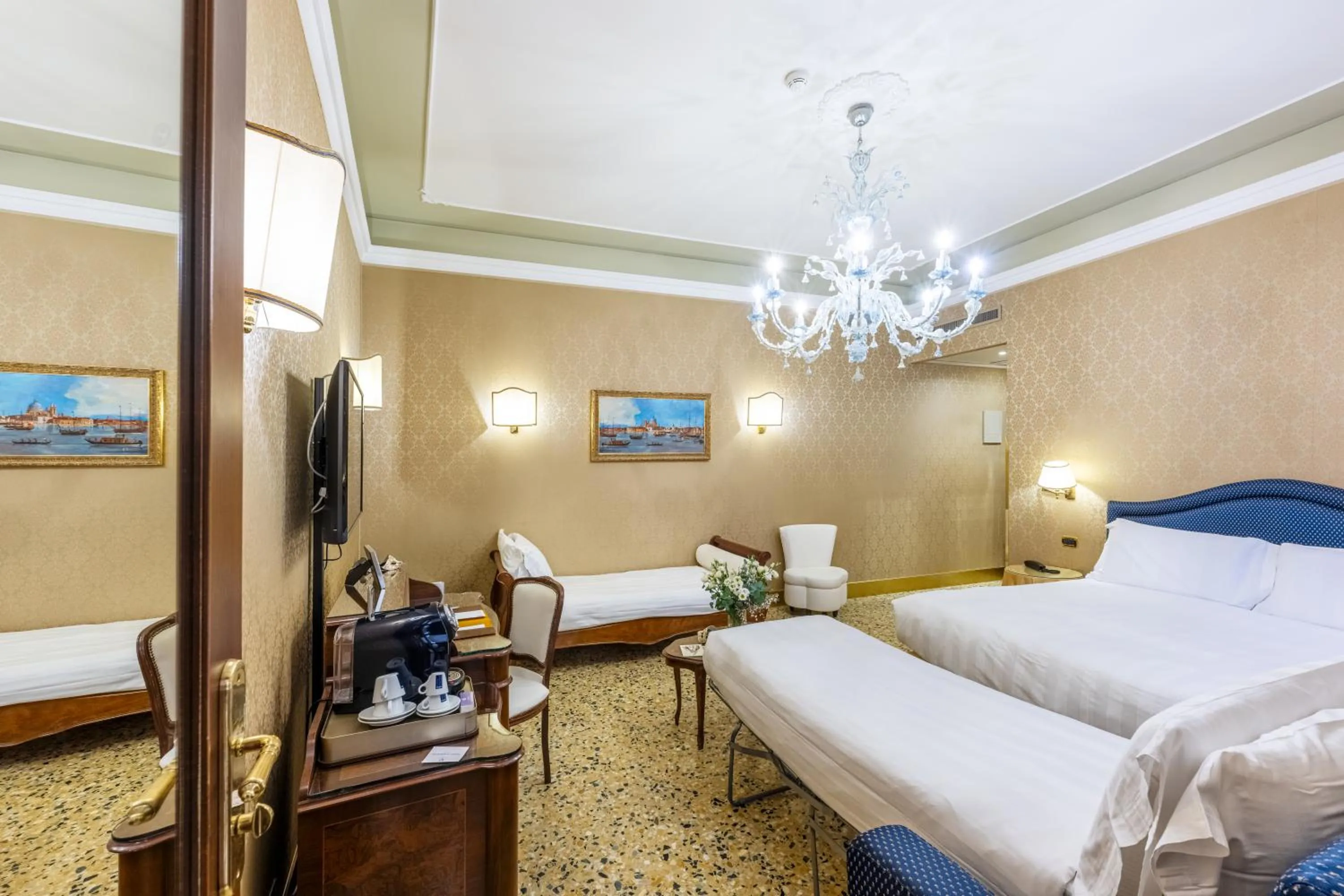 Coffee/tea facilities, Bed in Hotel Colombina