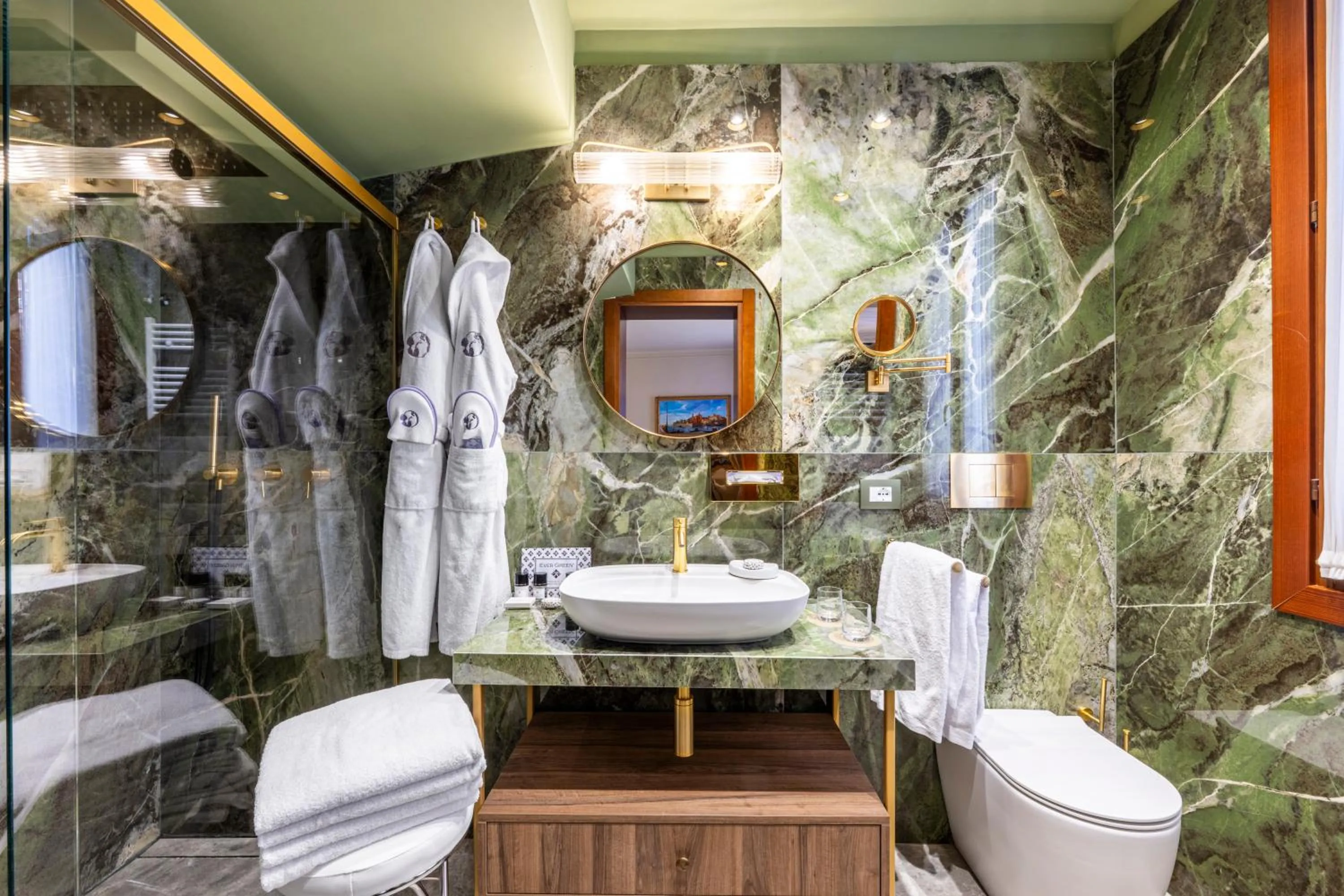 Shower in Hotel Colombina