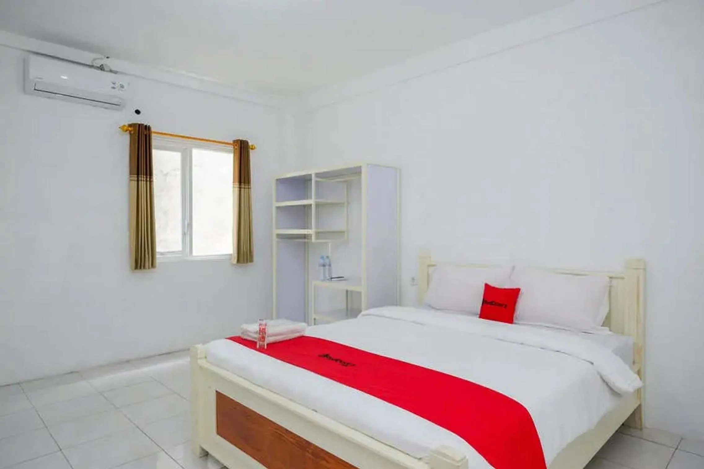 Bedroom, Bed in RedDoorz Plus near Taman Rekreasi Selecta 2