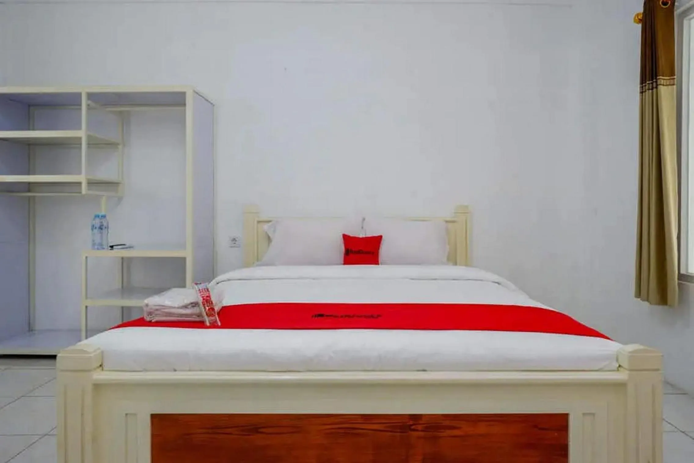 Bedroom, Bed in RedDoorz Plus near Taman Rekreasi Selecta 2