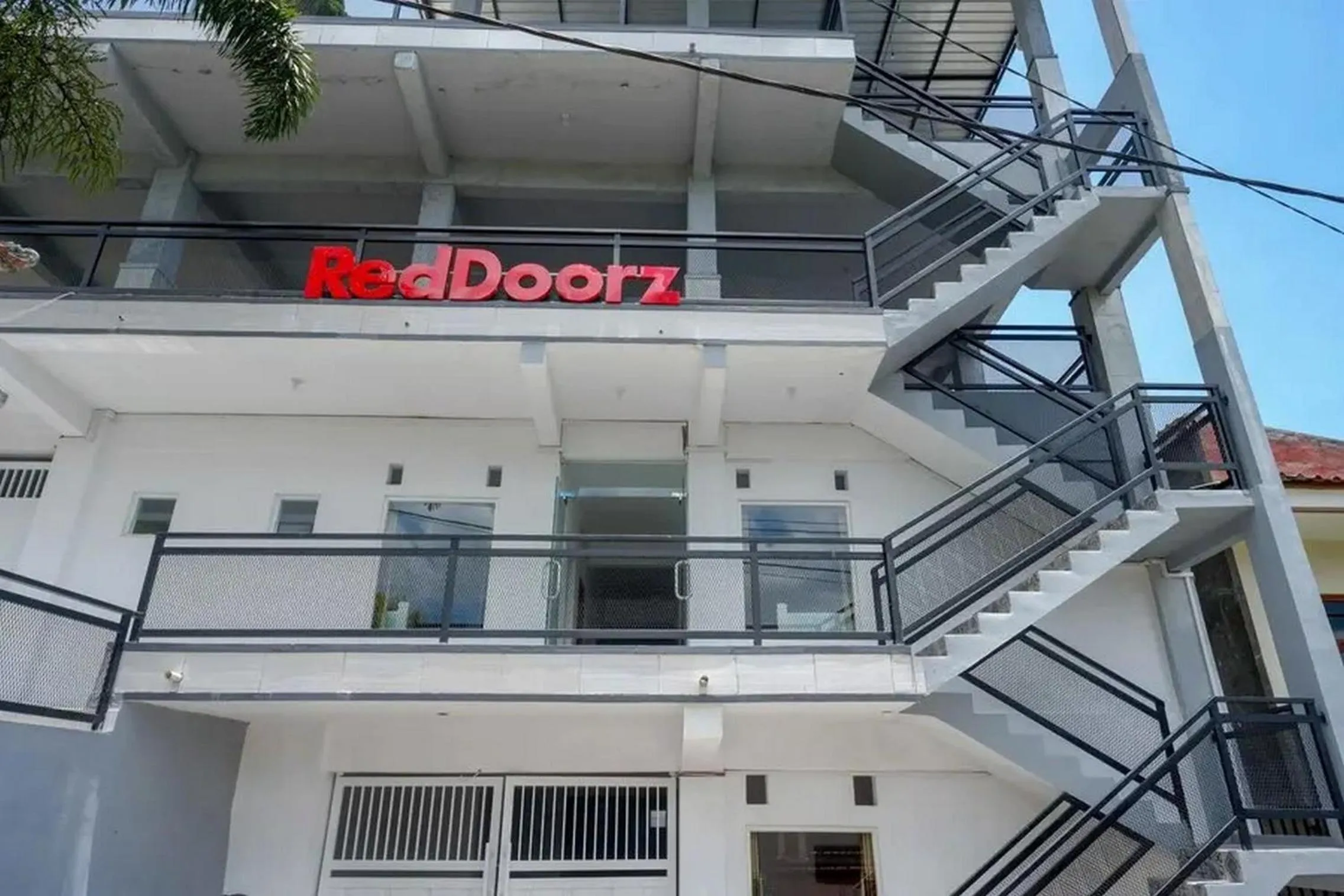 Property building in RedDoorz Plus near Taman Rekreasi Selecta 2