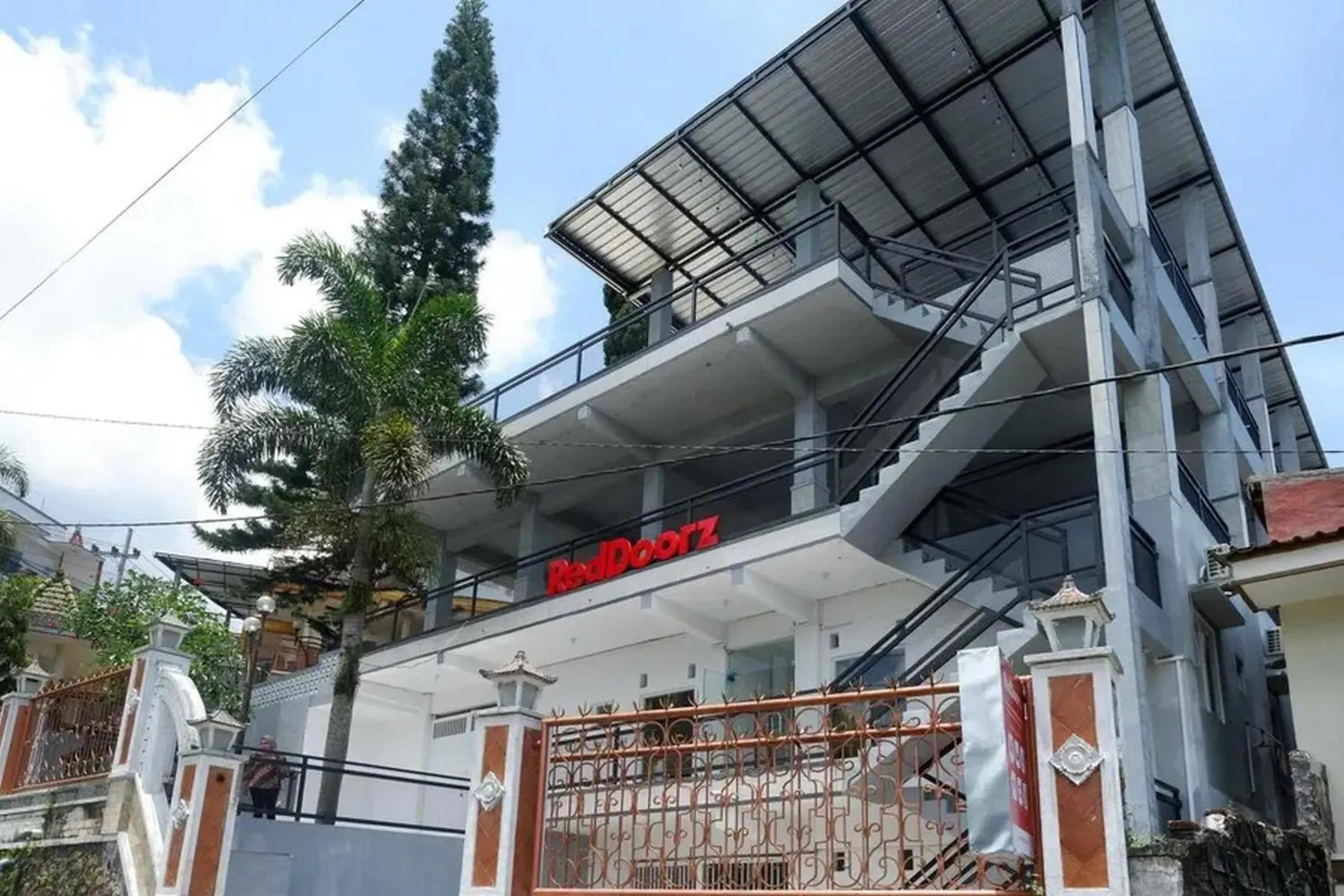 Property building in RedDoorz Plus near Taman Rekreasi Selecta 2