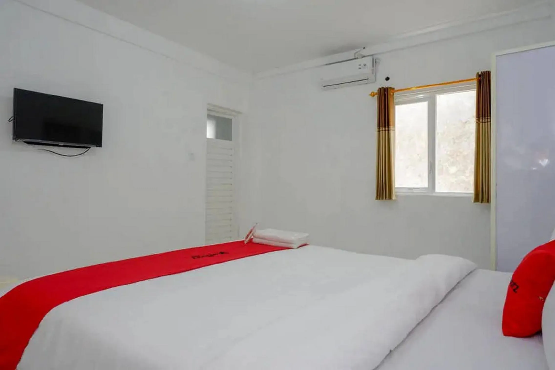 Bedroom, Bed in RedDoorz Plus near Taman Rekreasi Selecta 2