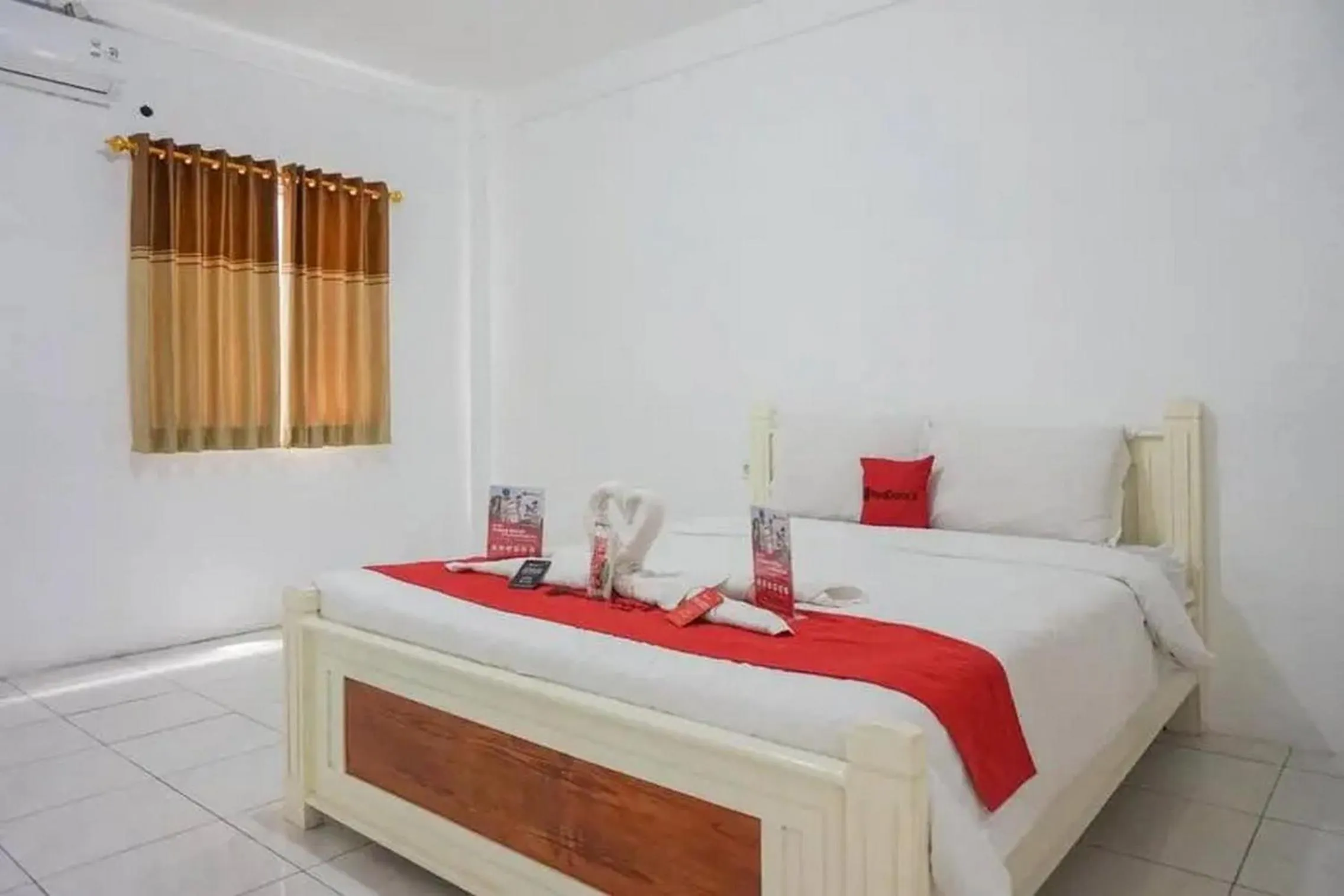 Bedroom, Bed in RedDoorz Plus near Taman Rekreasi Selecta 2