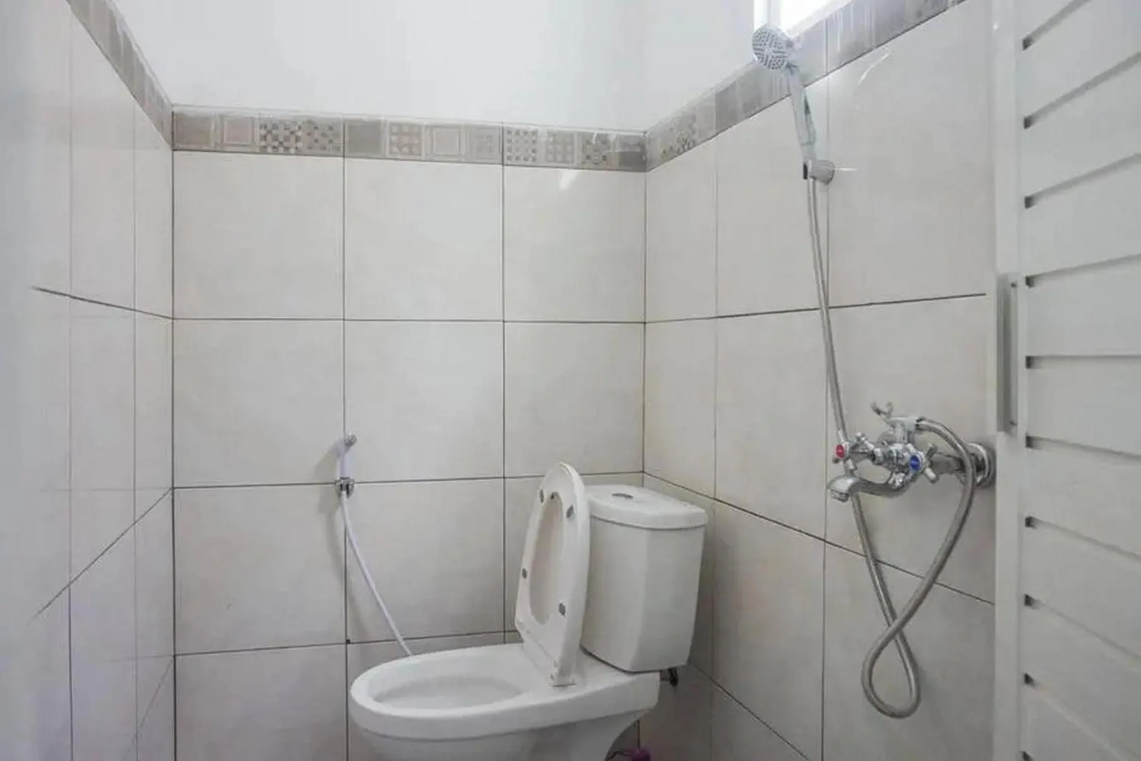 Bathroom in RedDoorz Plus near Taman Rekreasi Selecta 2