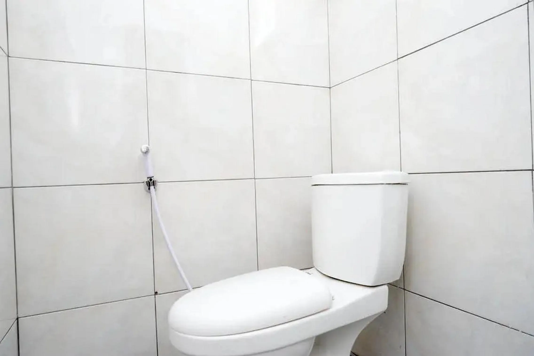 Bathroom in RedDoorz Plus near Taman Rekreasi Selecta 2