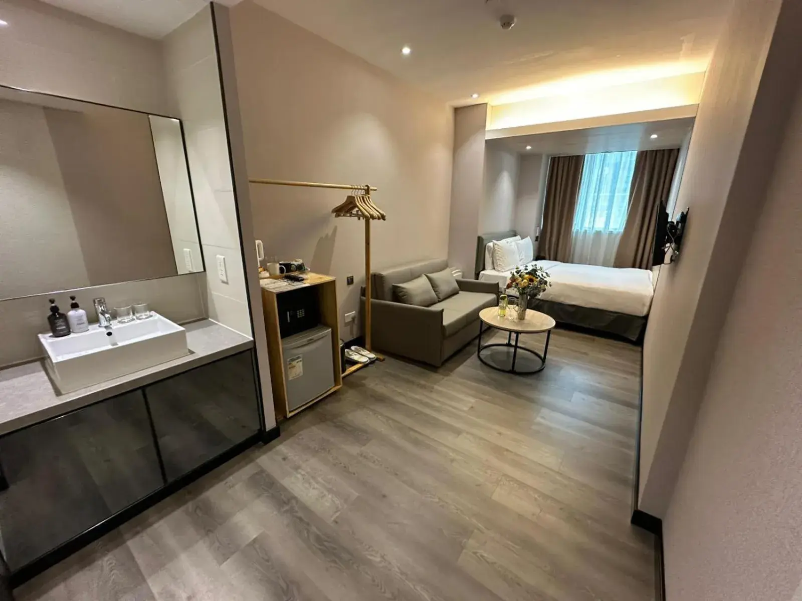 Bed in Modena by Fraser Hong Kong Bed in Modena by Fraser Hong Kong