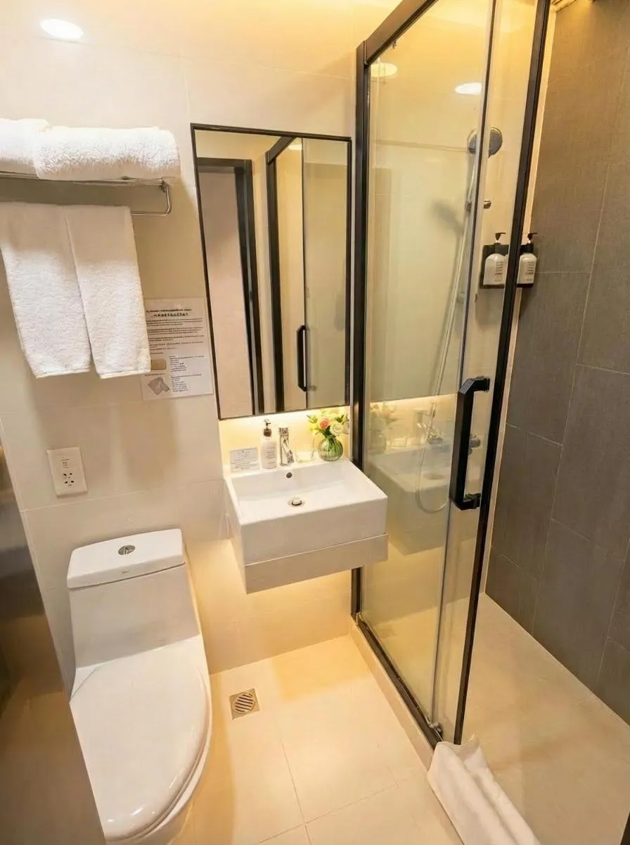 Shower in Modena by Fraser Hong Kong