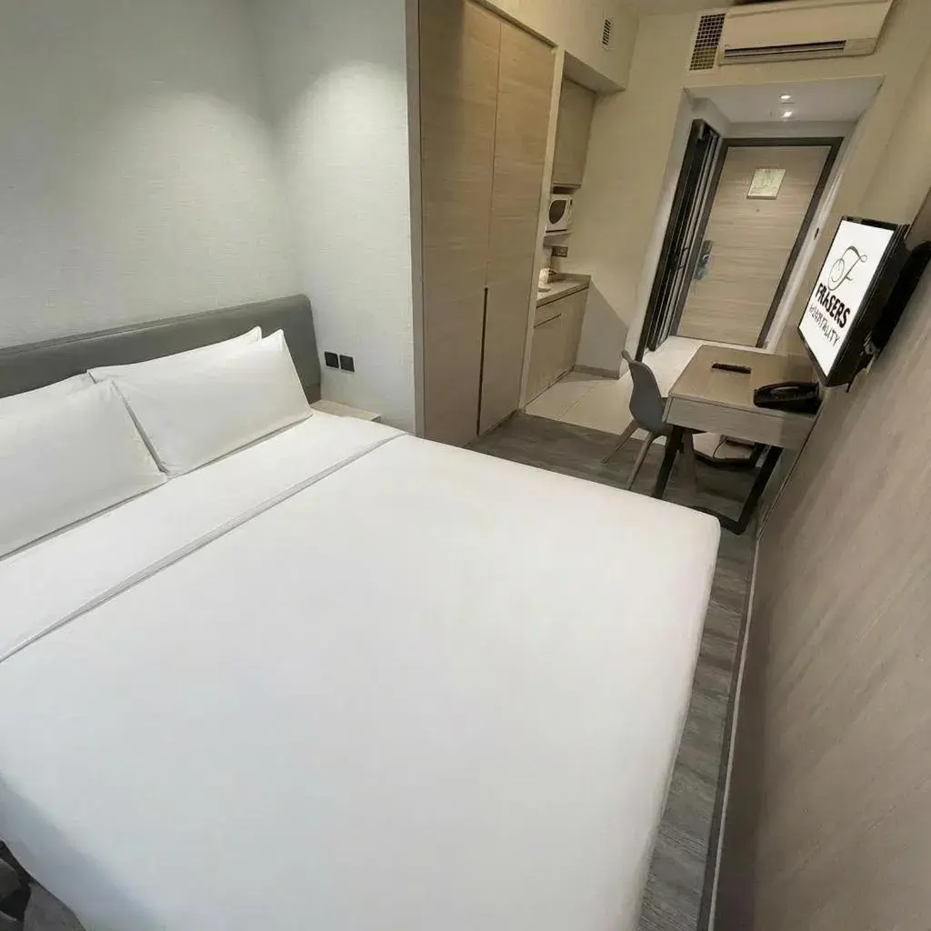 Bed in Modena by Fraser Hong Kong Bed in Modena by Fraser Hong Kong