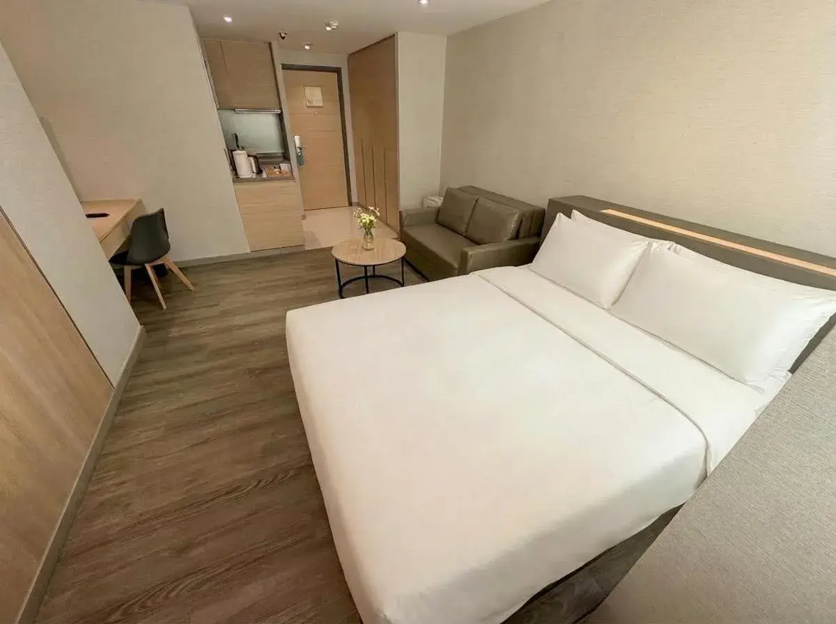 Bed in Modena by Fraser Hong Kong Bed in Modena by Fraser Hong Kong