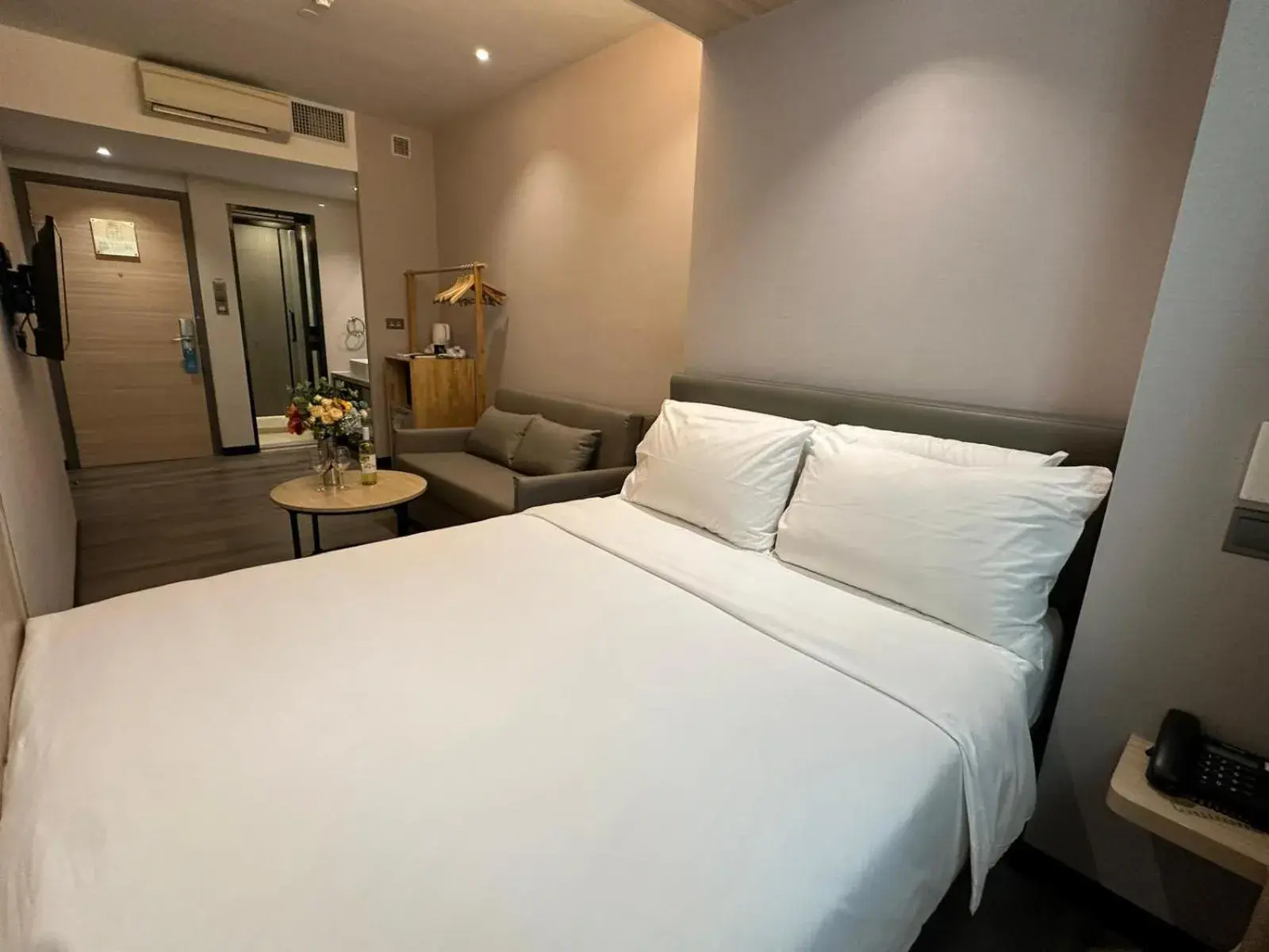 Bed in Modena by Fraser Hong Kong Bed in Modena by Fraser Hong Kong