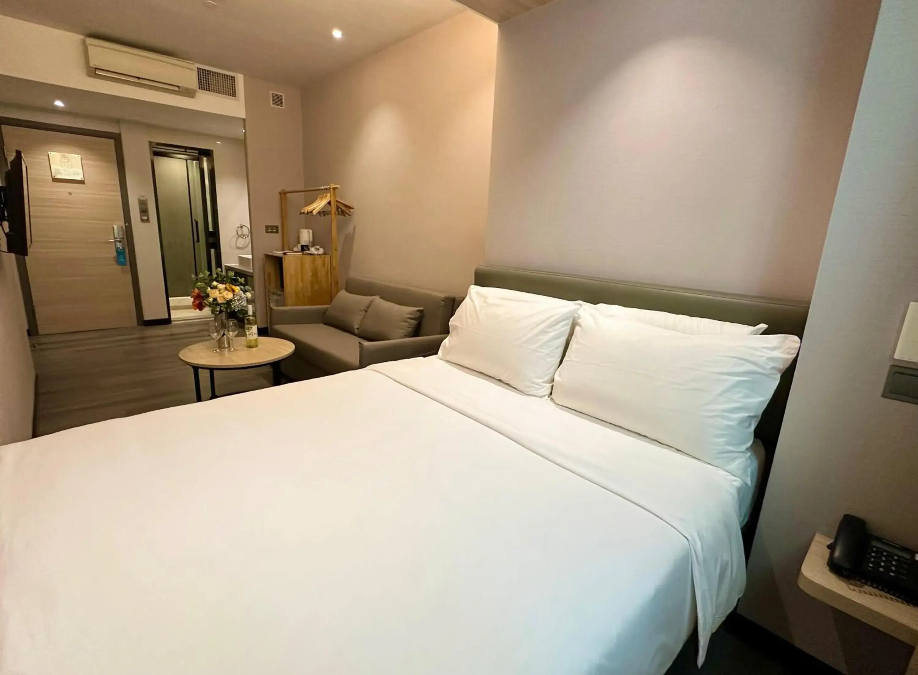 Bed in Modena by Fraser Hong Kong Bed in Modena by Fraser Hong Kong