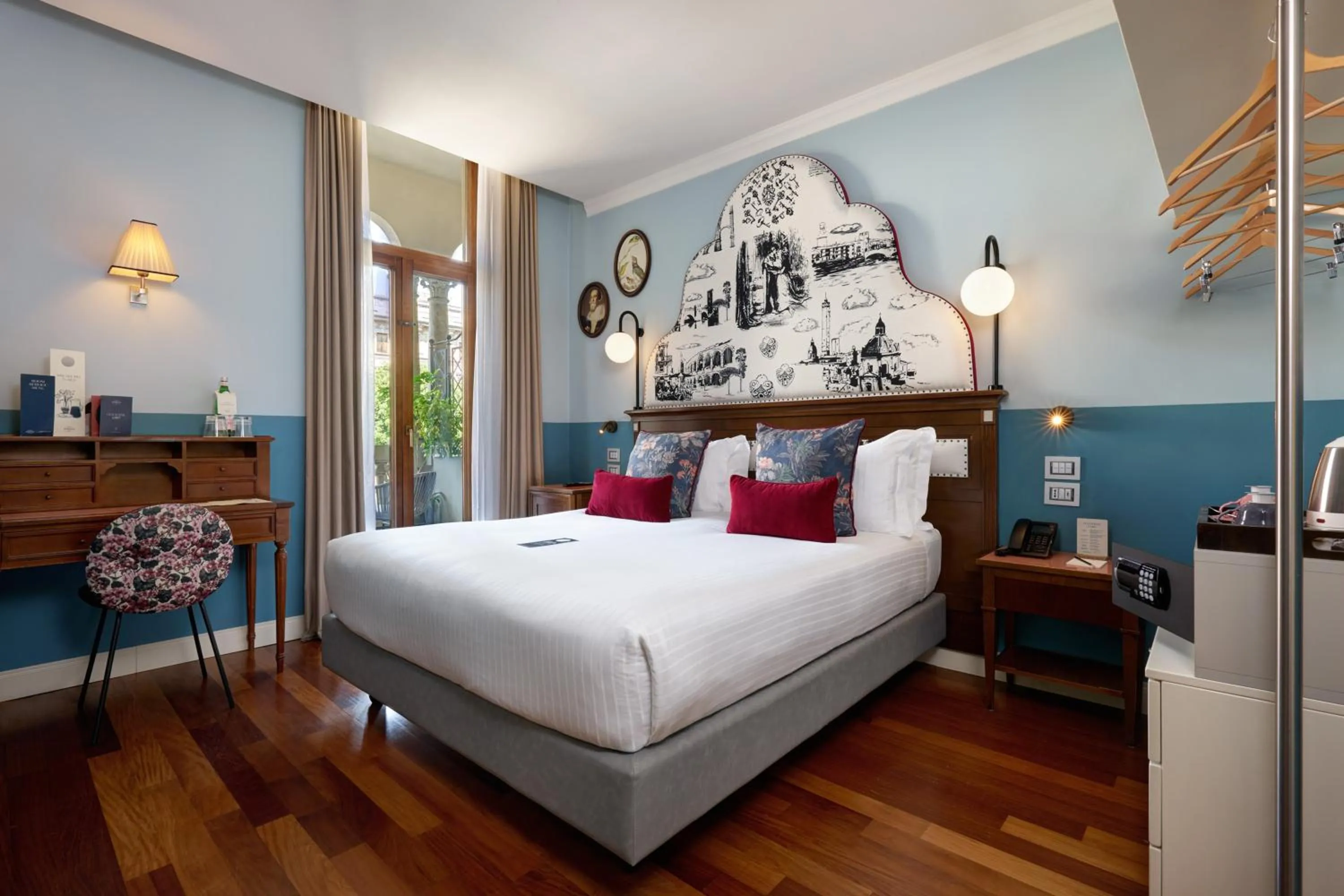 Photo of the whole room, Bed in Hotel Indigo Verona - Grand Hotel Des Arts by IHG