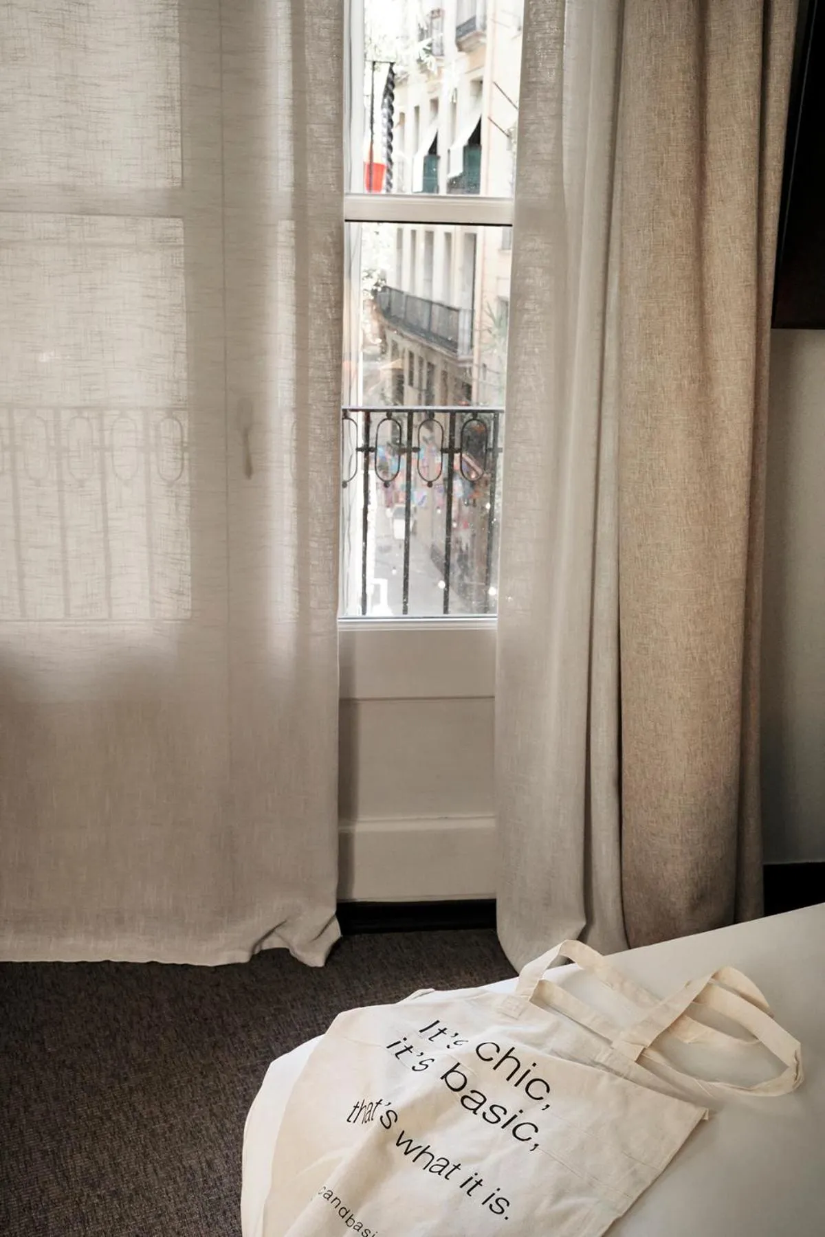 Street view, Bed in chic&basic Habana Hoose
