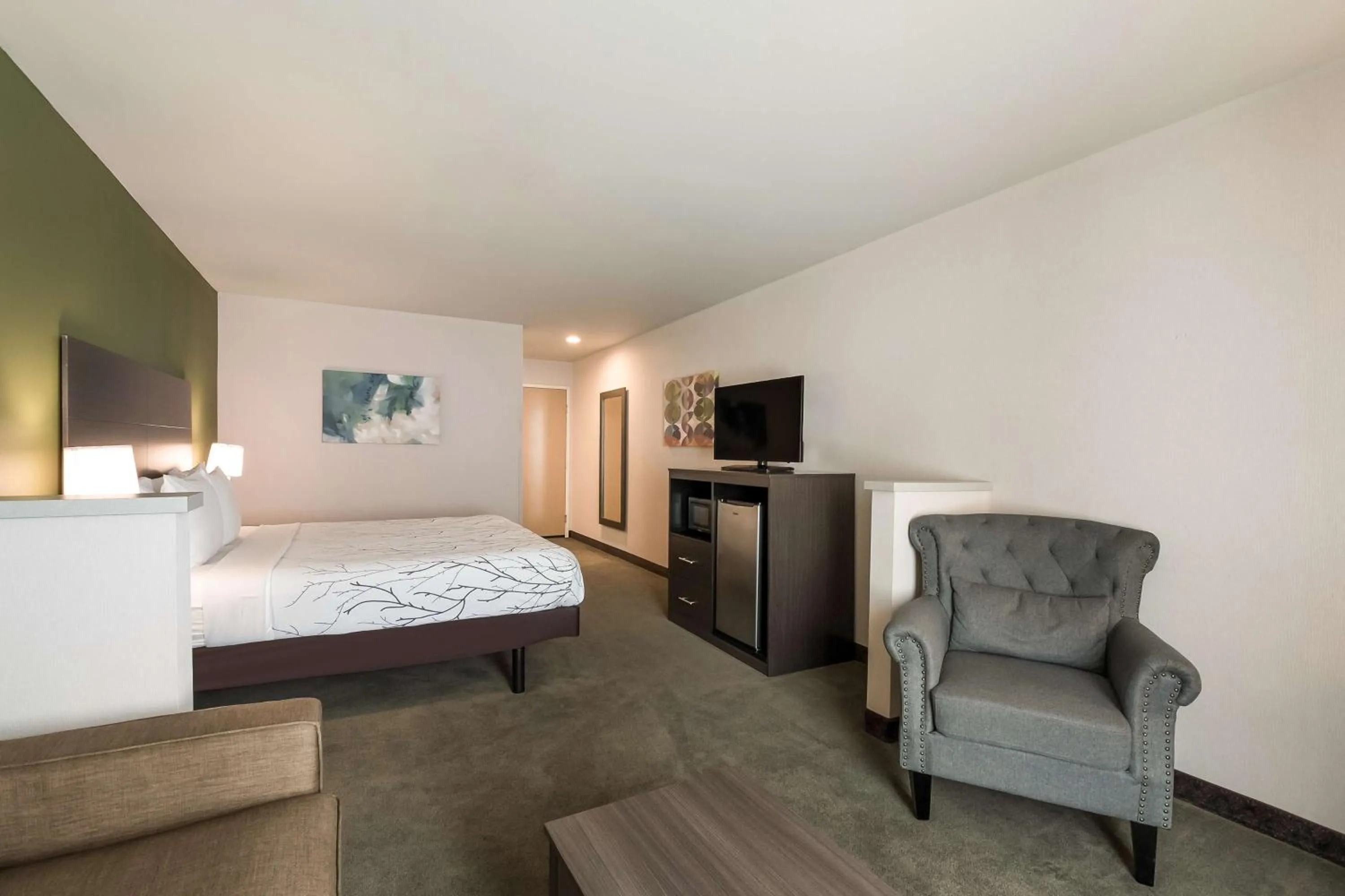 Bedroom, Bed in SureStay Plus Hotel by Best Western SeaTac Airport