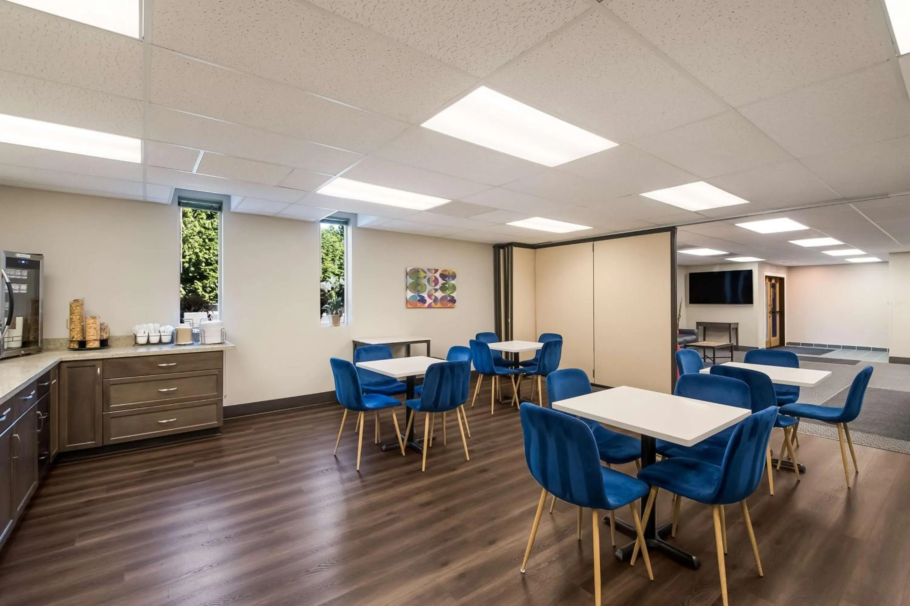 Breakfast in SureStay Plus Hotel by Best Western SeaTac Airport