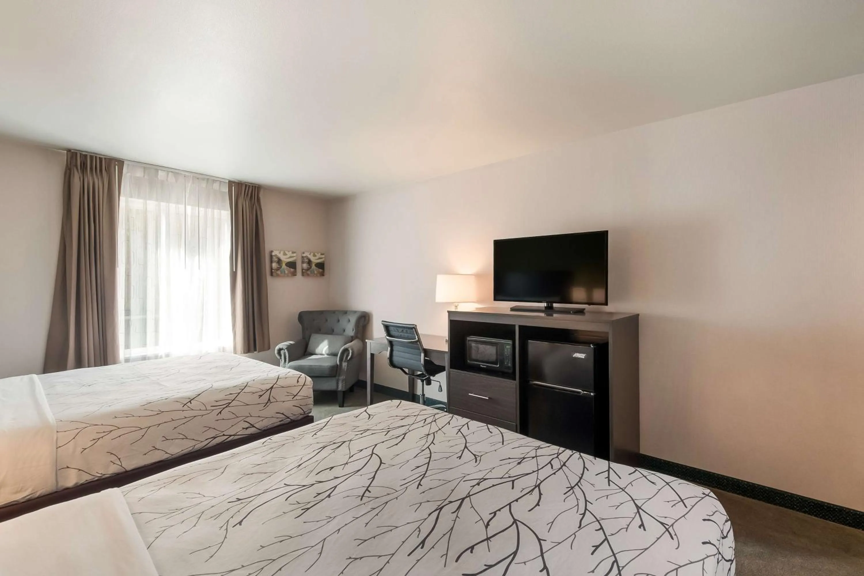 Bedroom, Bed in SureStay Plus Hotel by Best Western SeaTac Airport