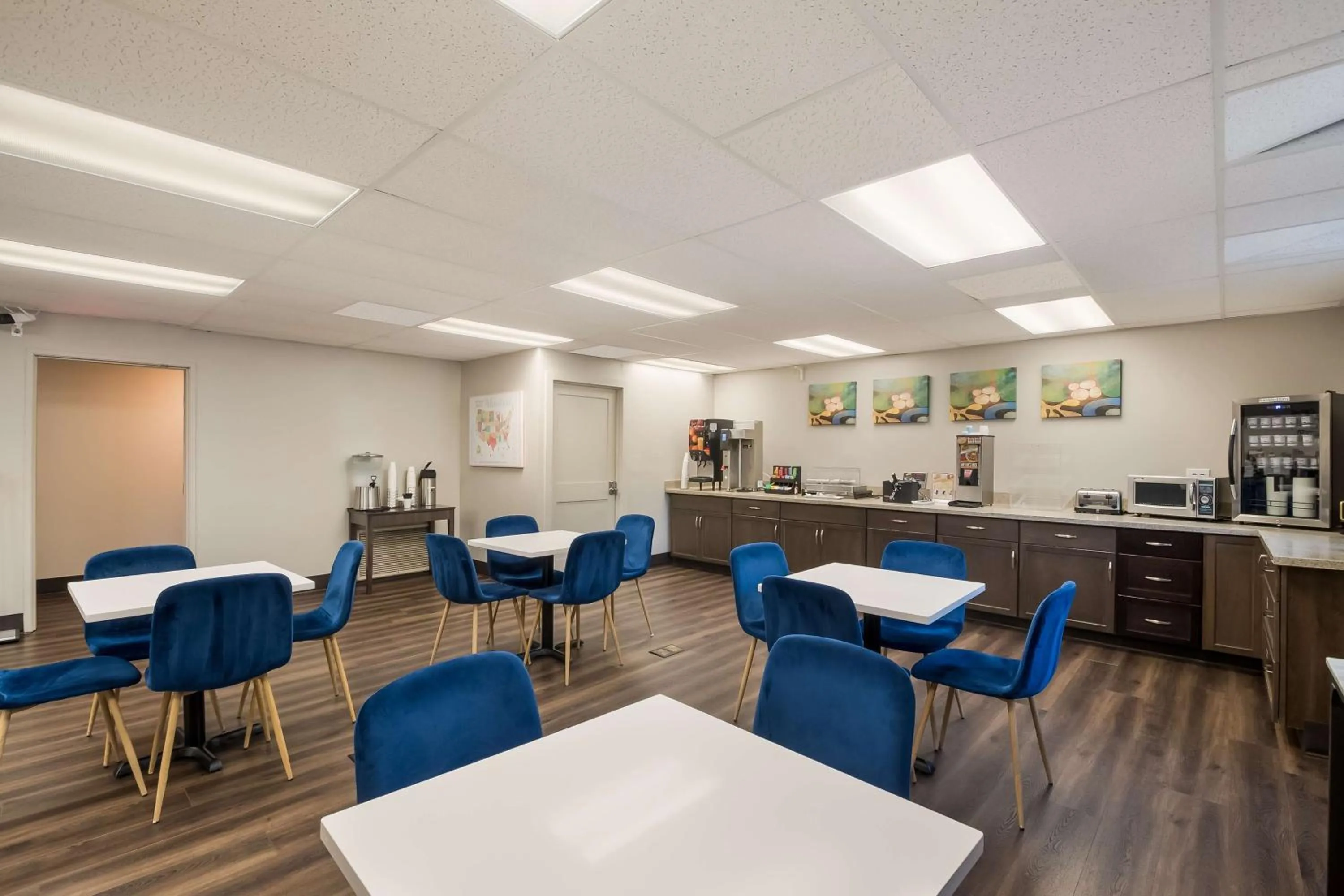 Breakfast in SureStay Plus Hotel by Best Western SeaTac Airport