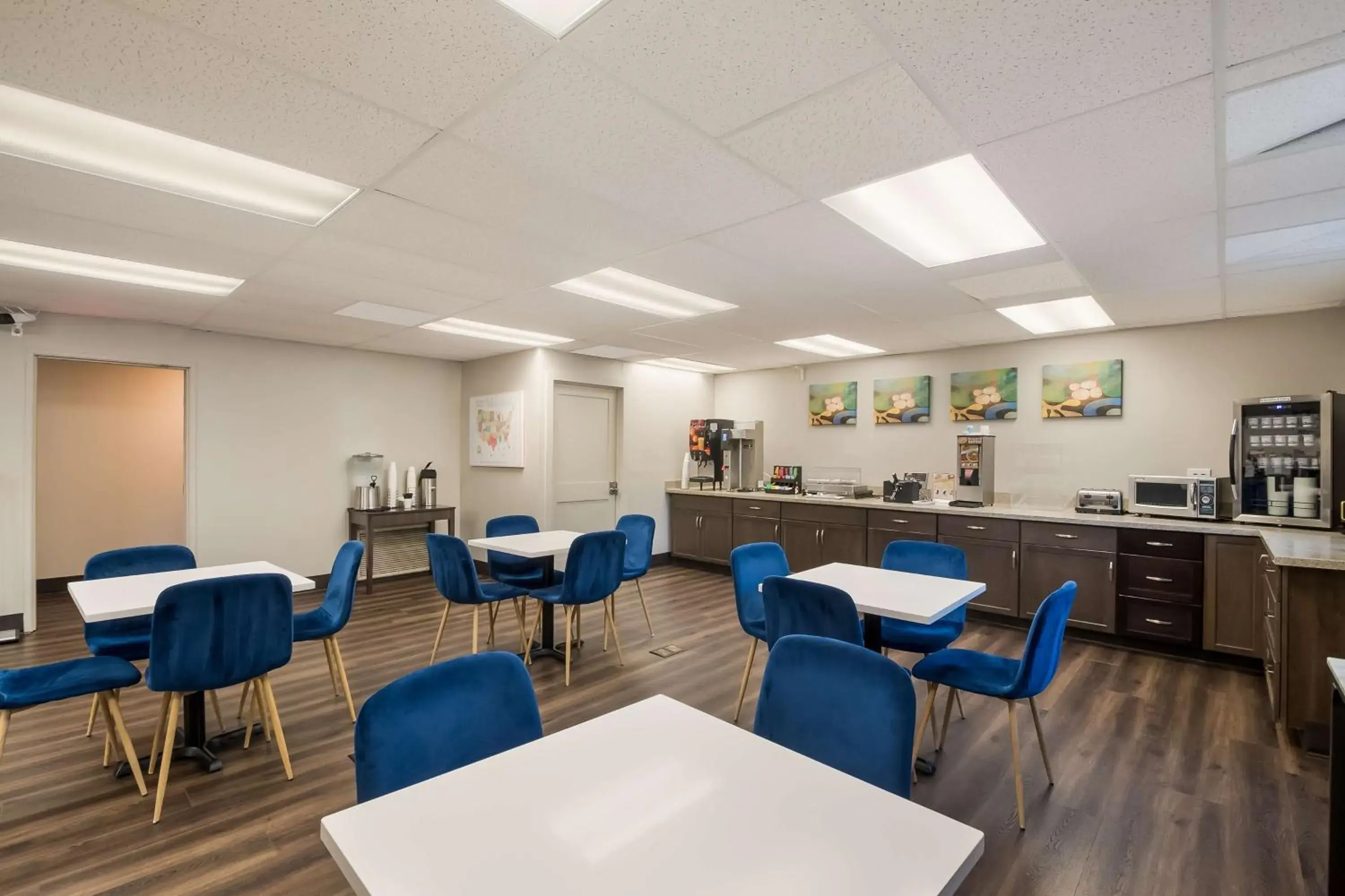 Breakfast in SureStay Plus Hotel by Best Western SeaTac Airport Breakfast in SureStay Plus Hotel by Best Western SeaTac Airport