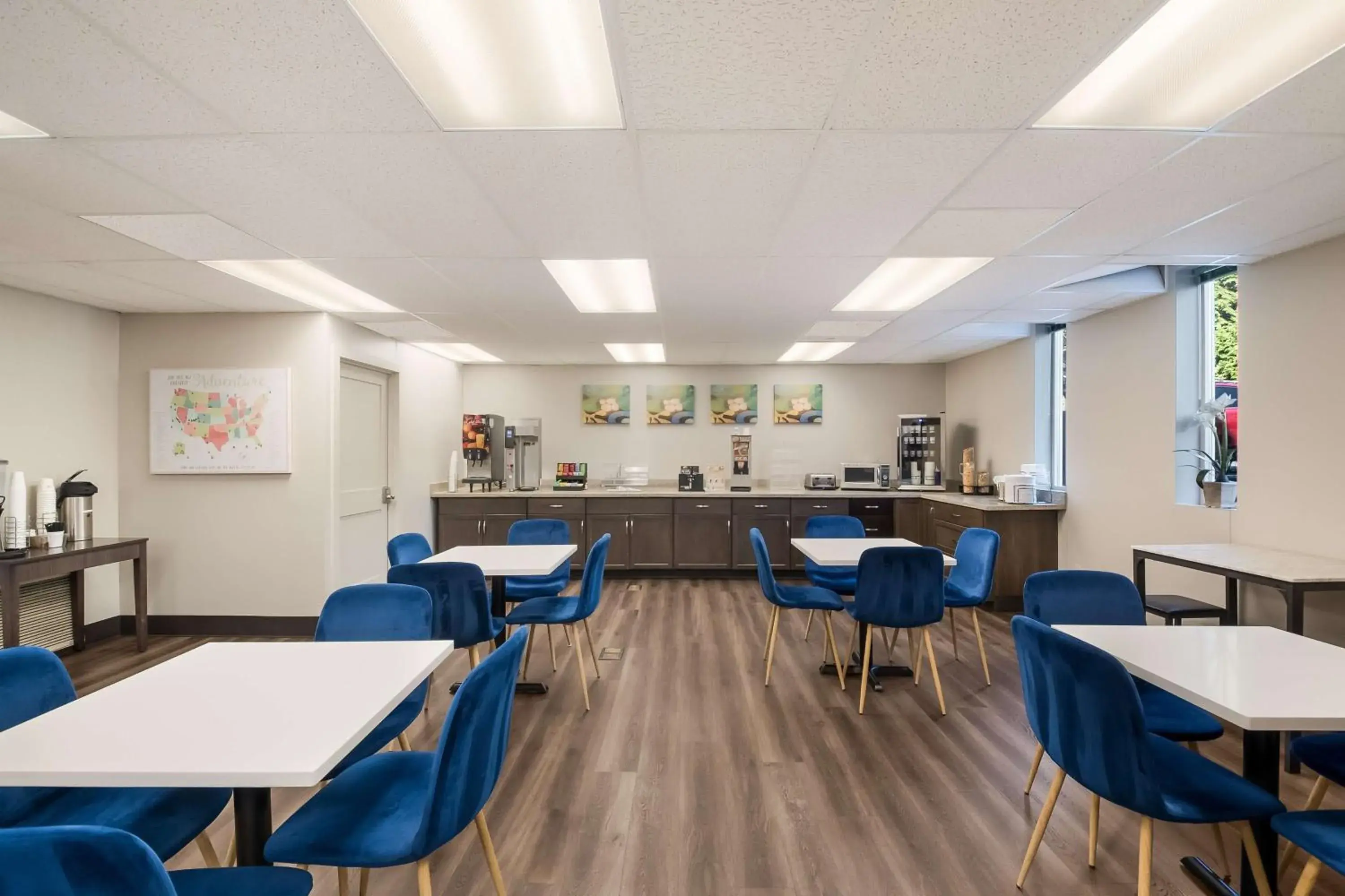 Breakfast in SureStay Plus Hotel by Best Western SeaTac Airport Breakfast in SureStay Plus Hotel by Best Western SeaTac Airport