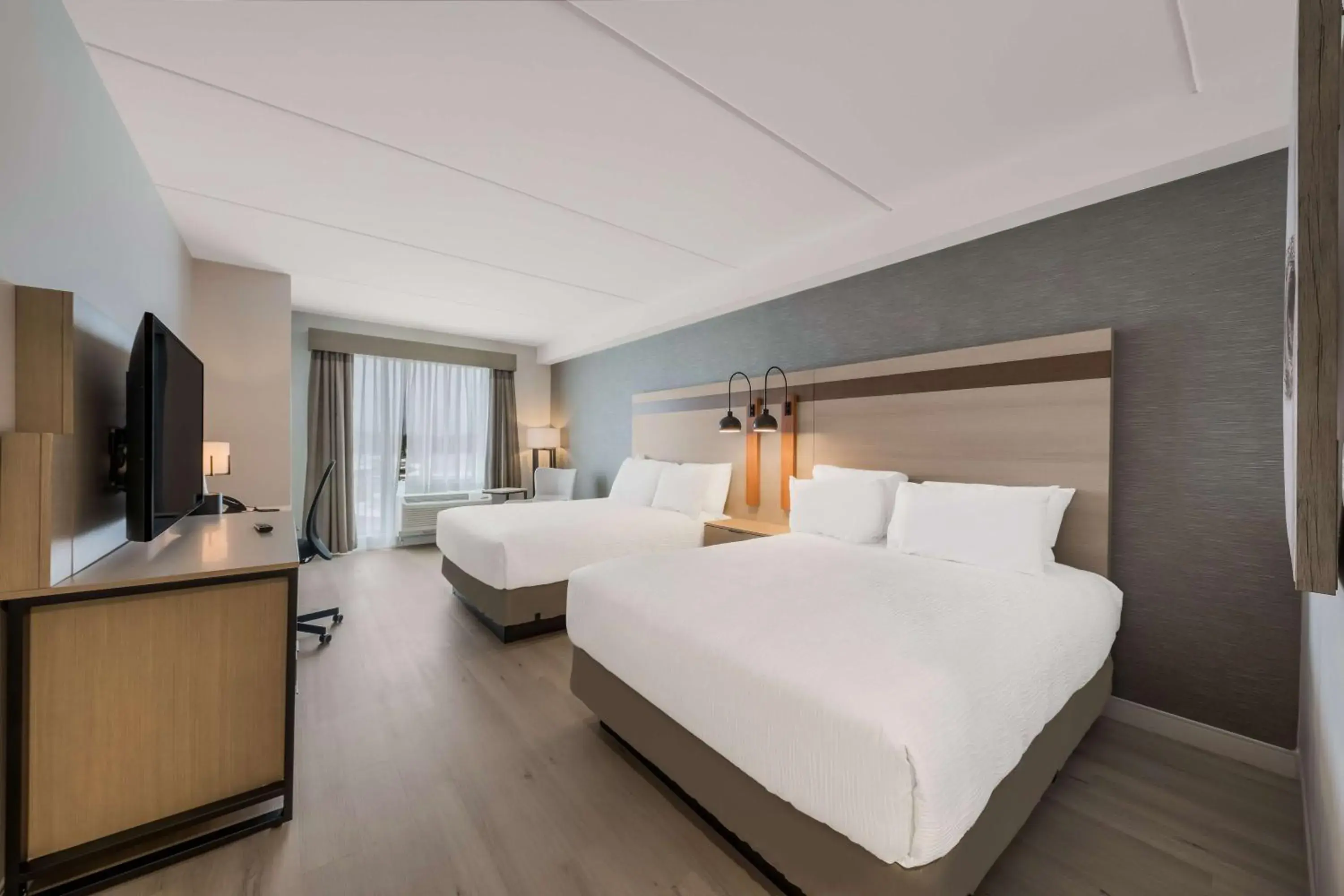 Queen Room with Two Queen Beds - Disability Access Tub in Best Western Plus Parry Sound Queen Room with Two Queen Beds - Disability Access Tub in Best Western Plus Parry Sound