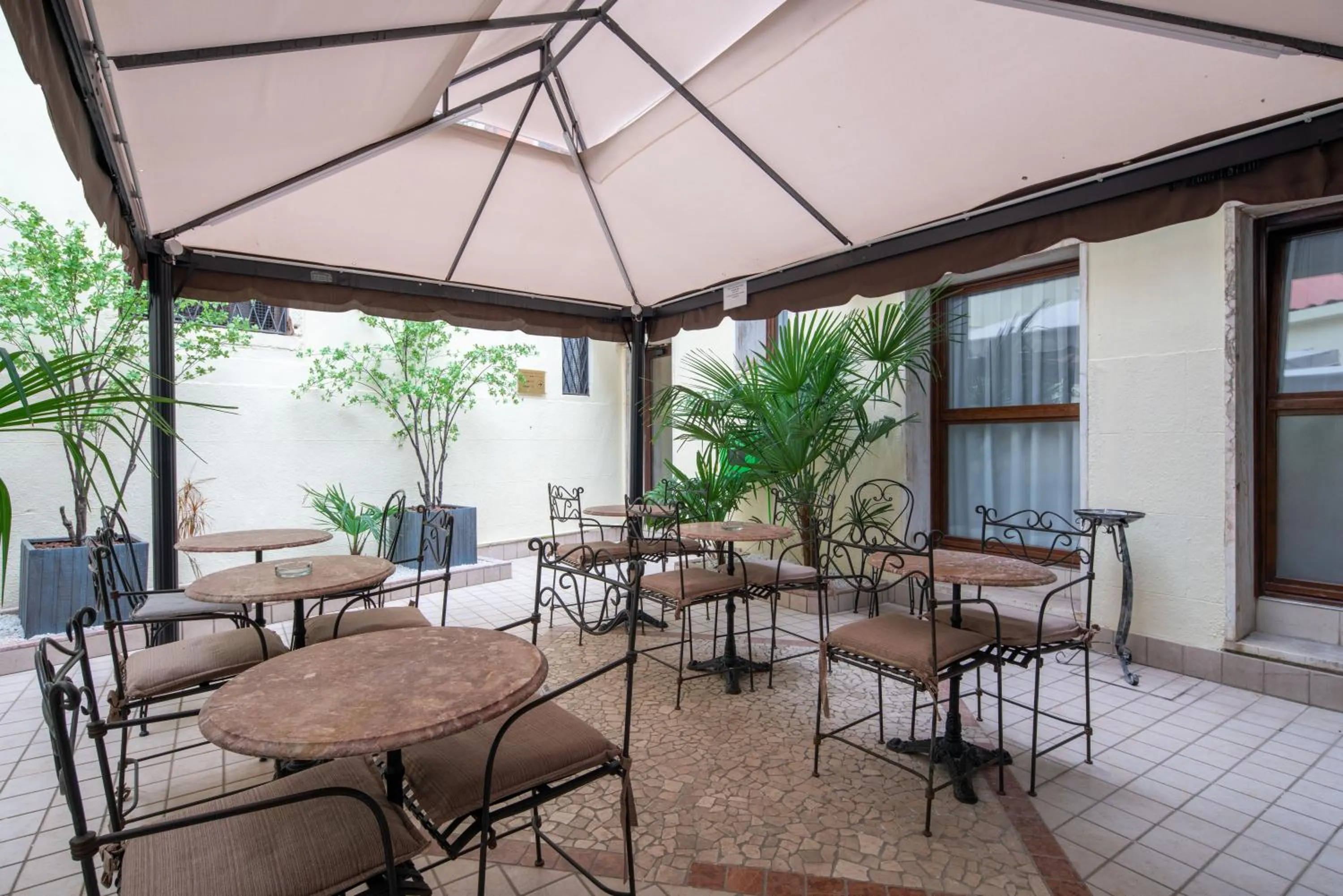 Patio in Locanda Herion