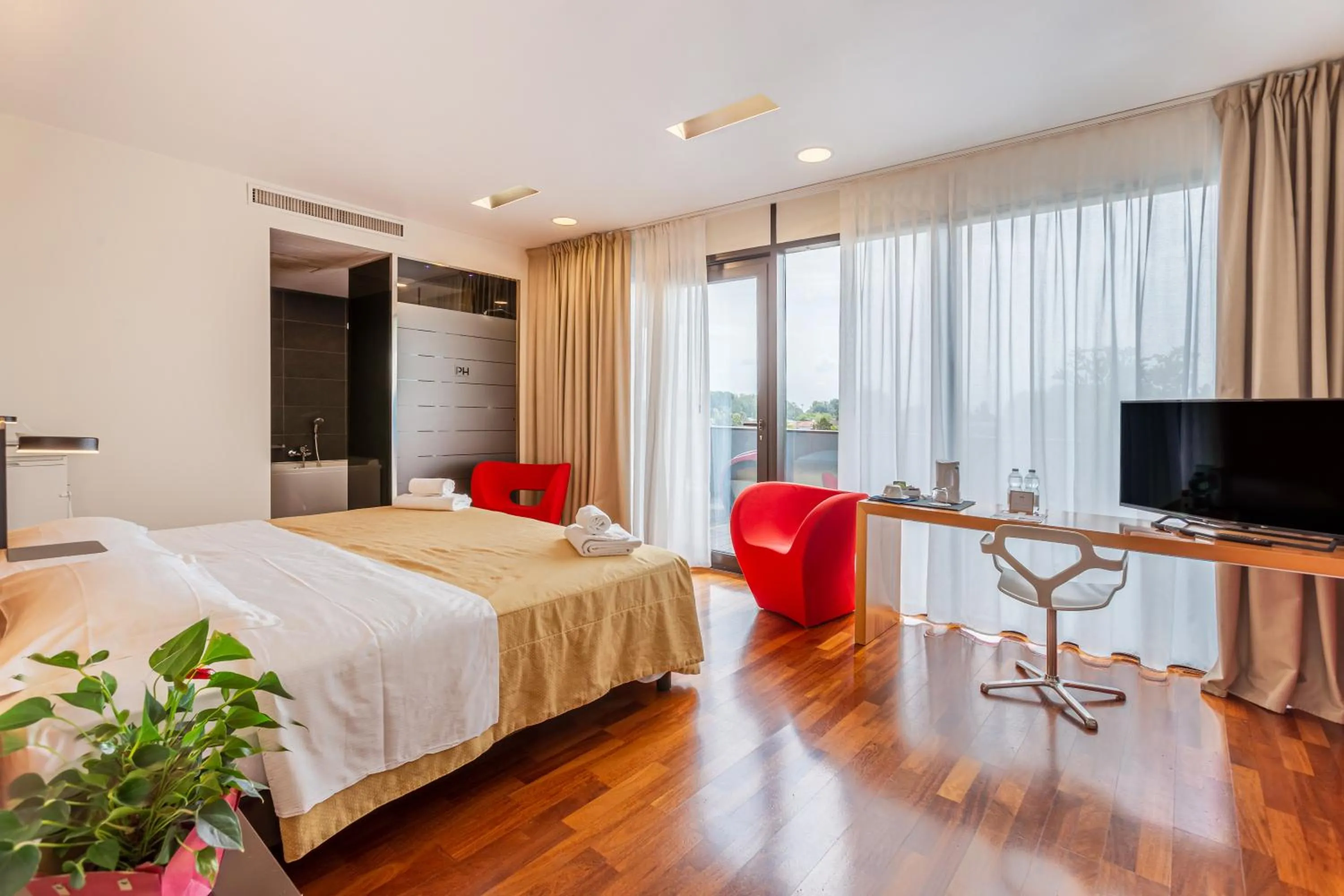 TV and multimedia, Bed in NEW IPOINT HOTEL