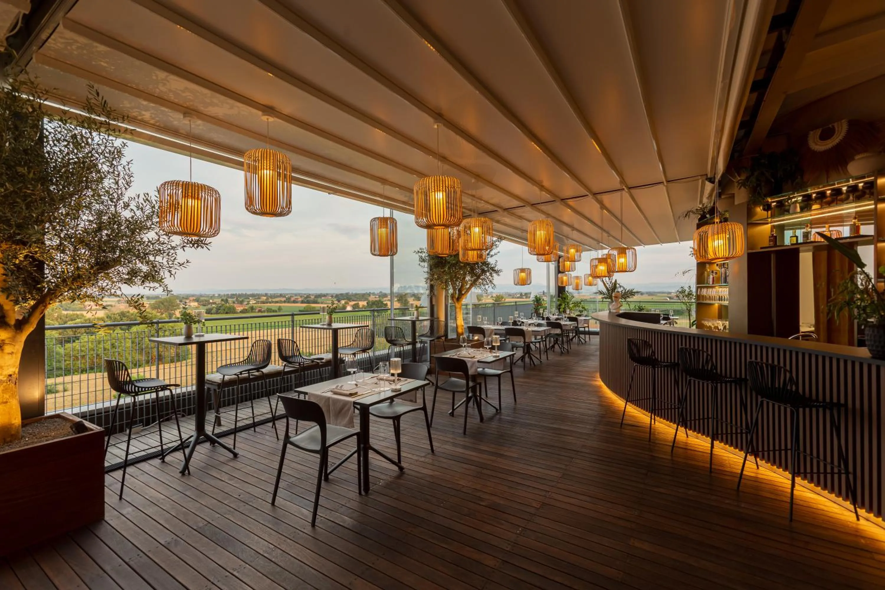 Restaurant/places to eat in NEW IPOINT HOTEL