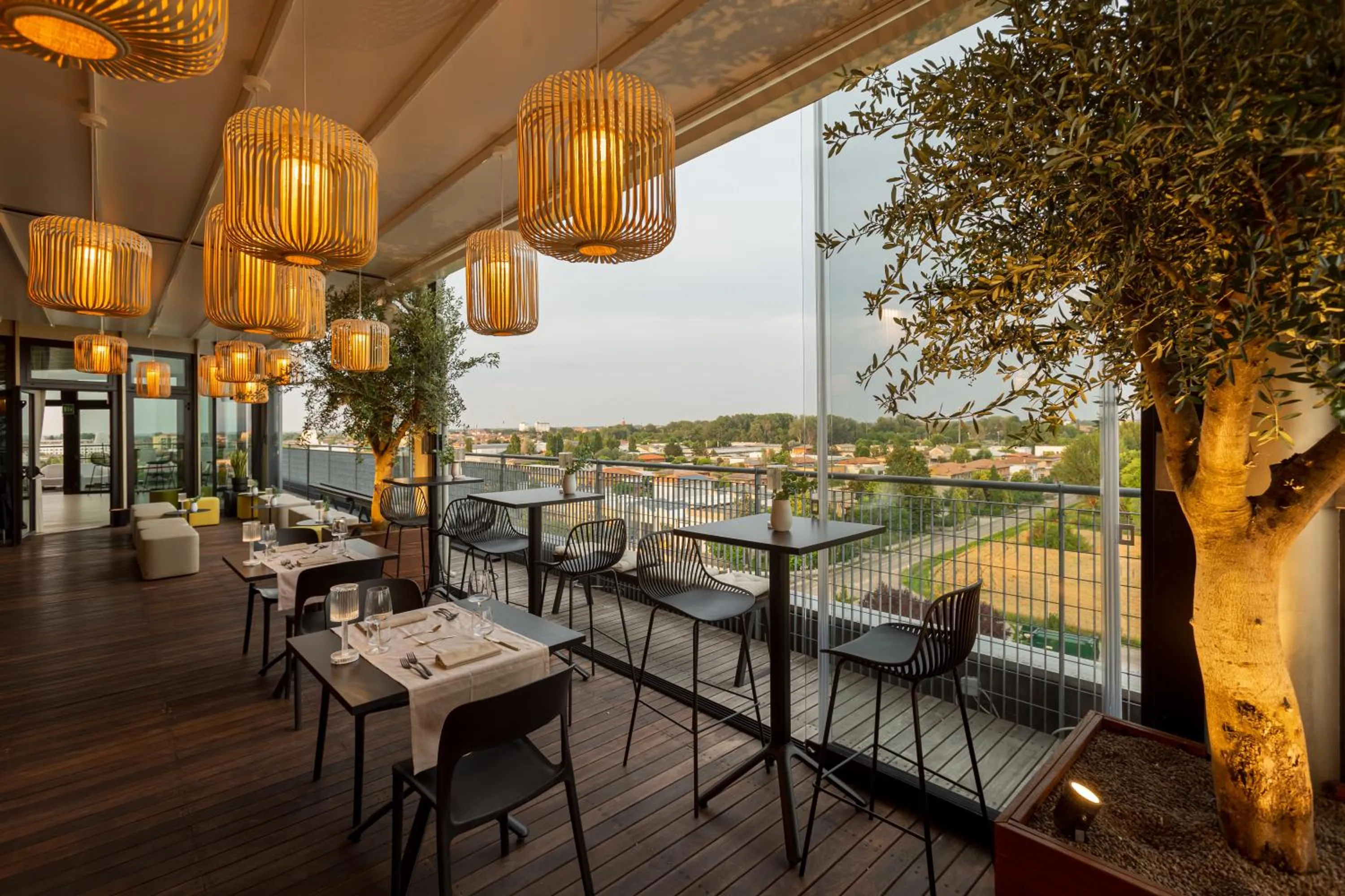 Restaurant/places to eat in NEW IPOINT HOTEL