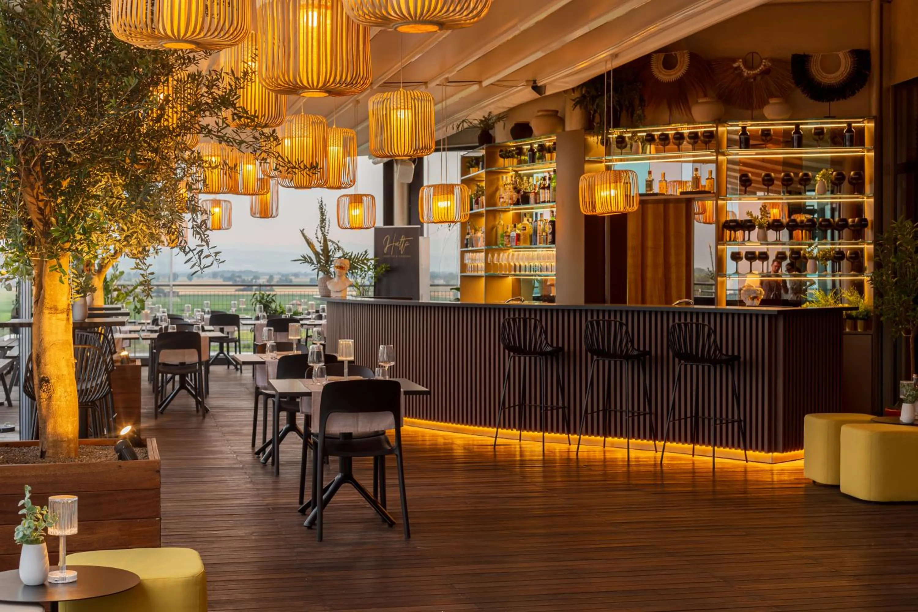 Restaurant/places to eat in NEW IPOINT HOTEL