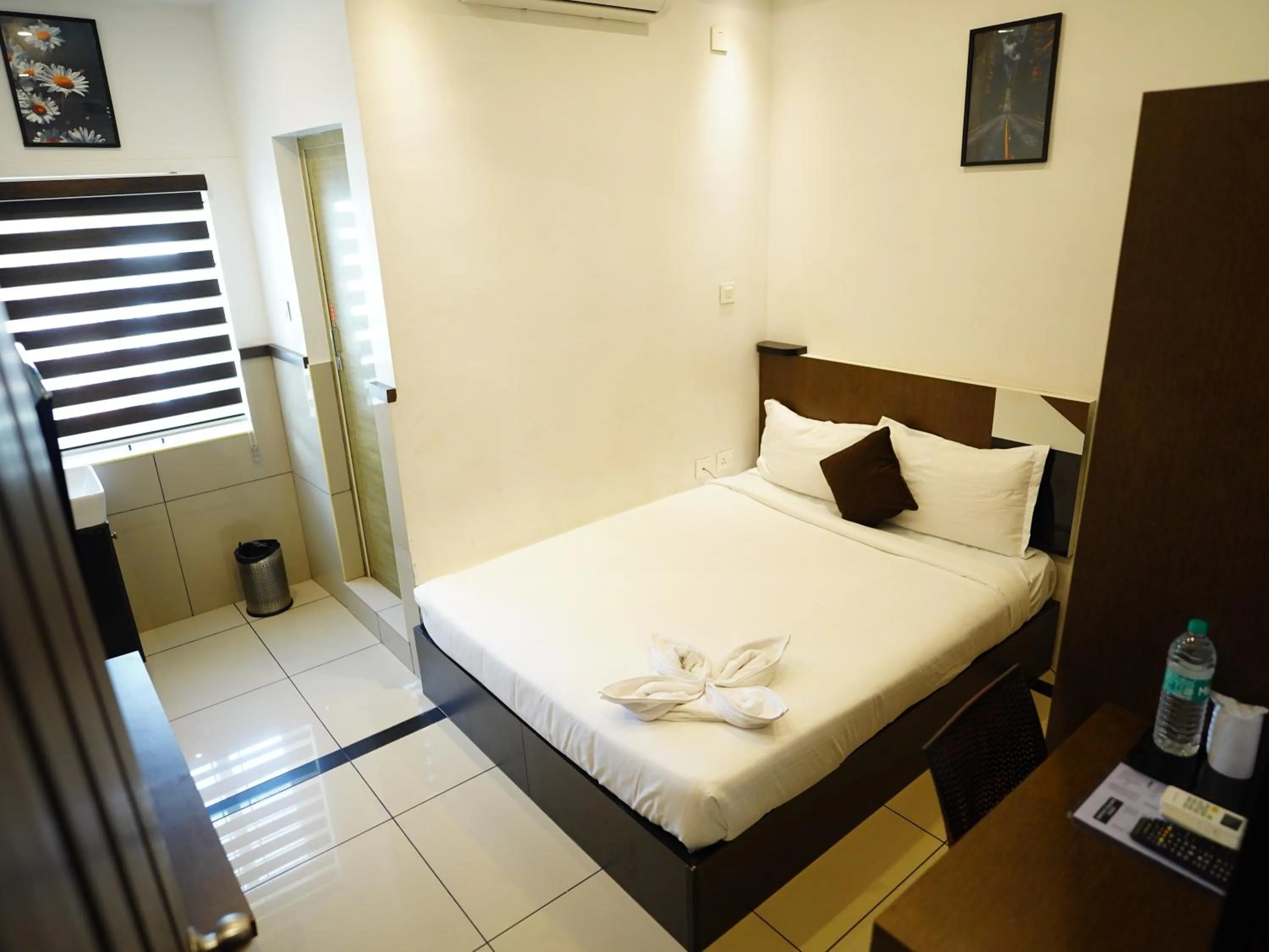 Photo of the whole room, Bed in ABUDHABI RESIDENCY